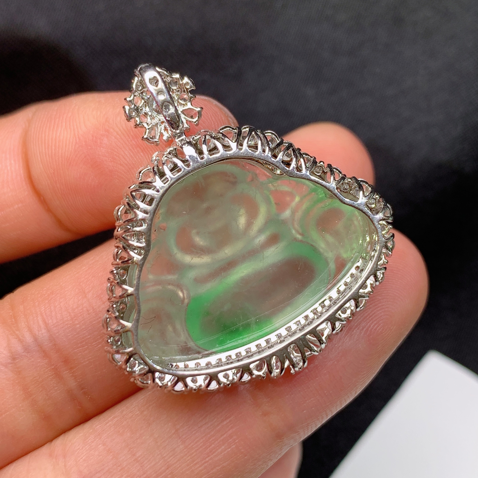 冰飘绿笑佛吊坠，18k金镶嵌，冰润细腻，品相饱满，种水足，Tl 尺寸32.1*30.1*10.2