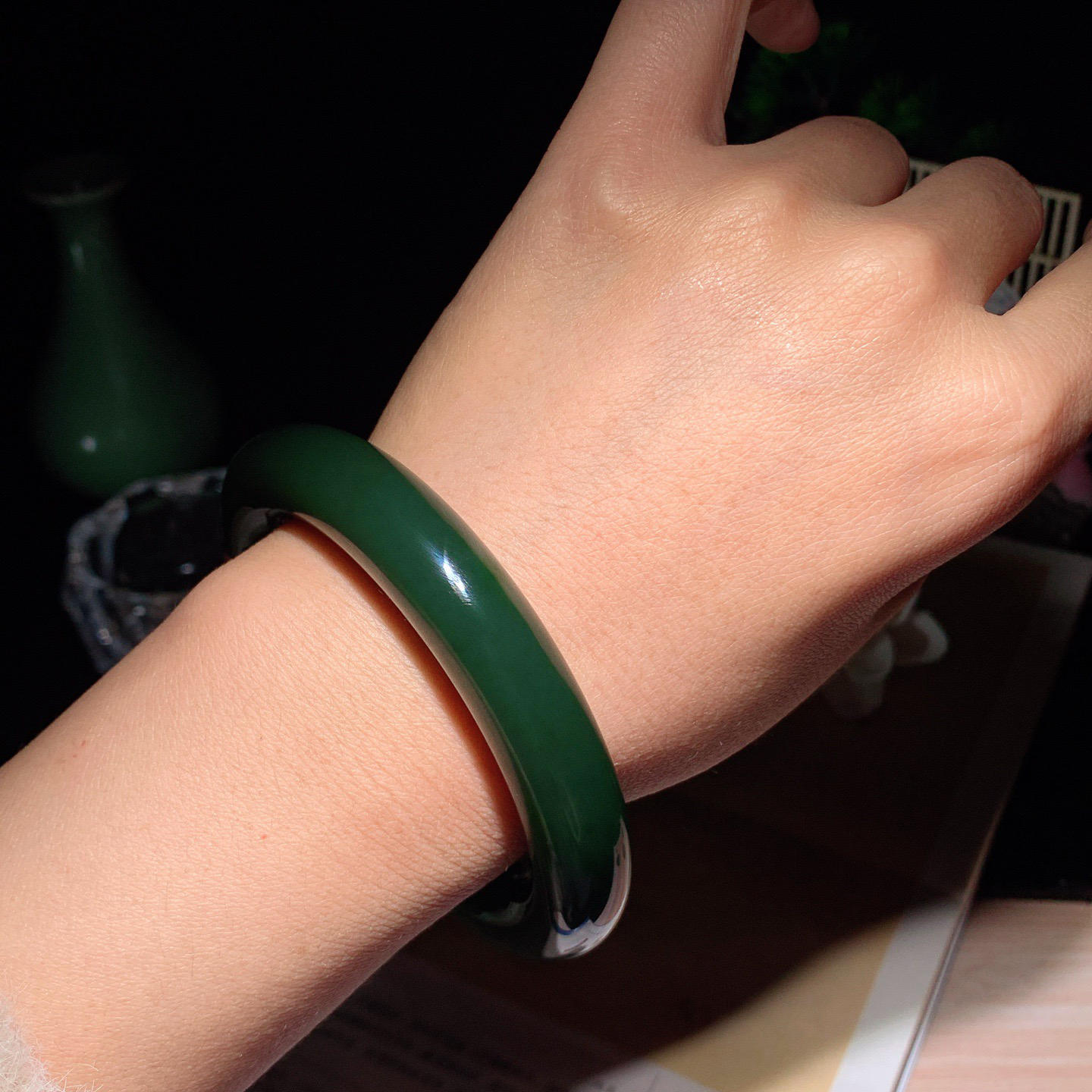 60圈口和田玉七号矿红皮料阳绿俄罗斯碧玉手镯！60圈口尺寸13/12重90.4克 玉质细腻油润 底色纯净 脂粉好，品质好。lt260413