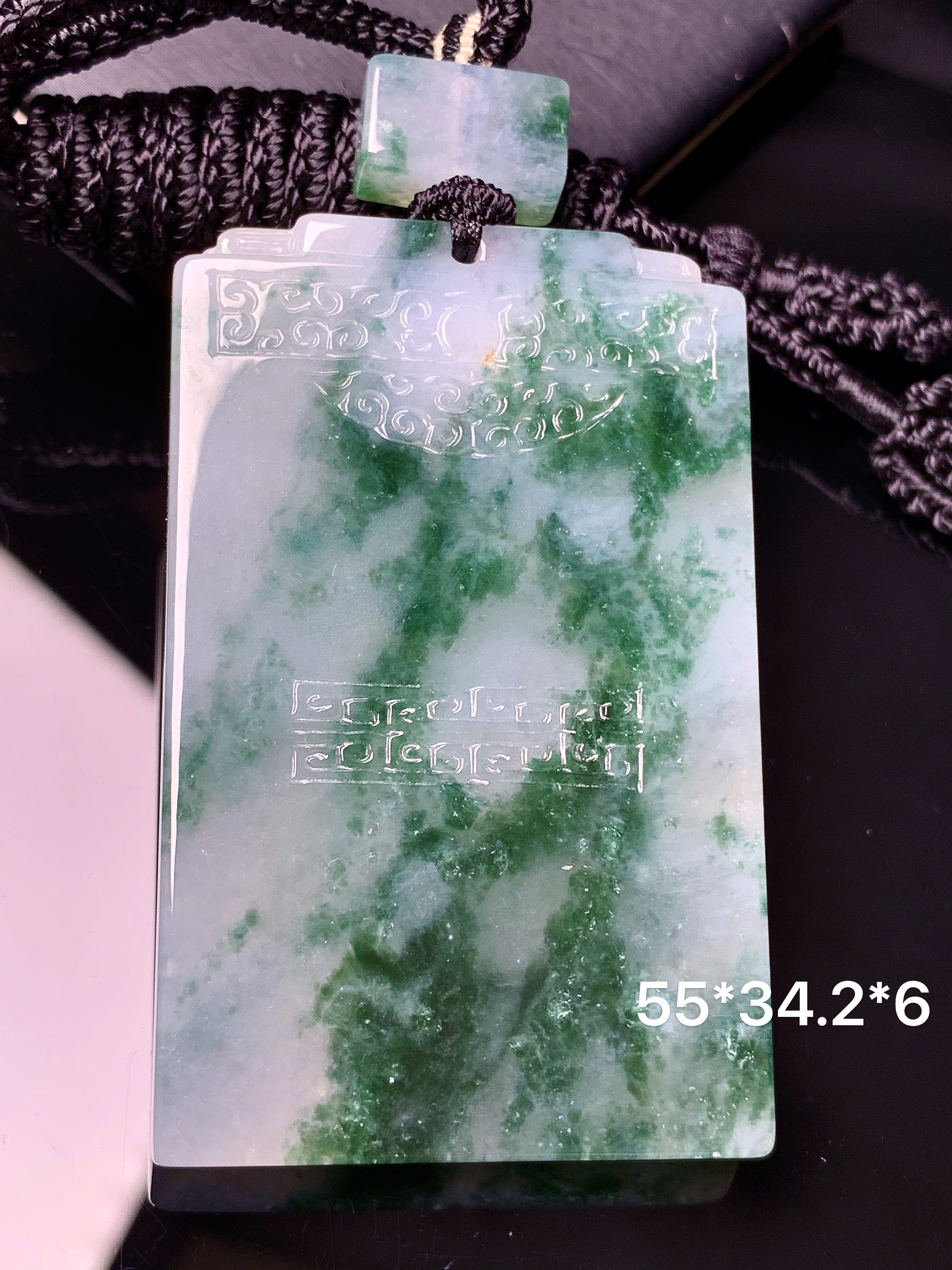 飘绿雕花无事牌吊坠 玉质细腻 色泽艳丽清新 水润亮眼 整体尺寸55*34.2*6L1