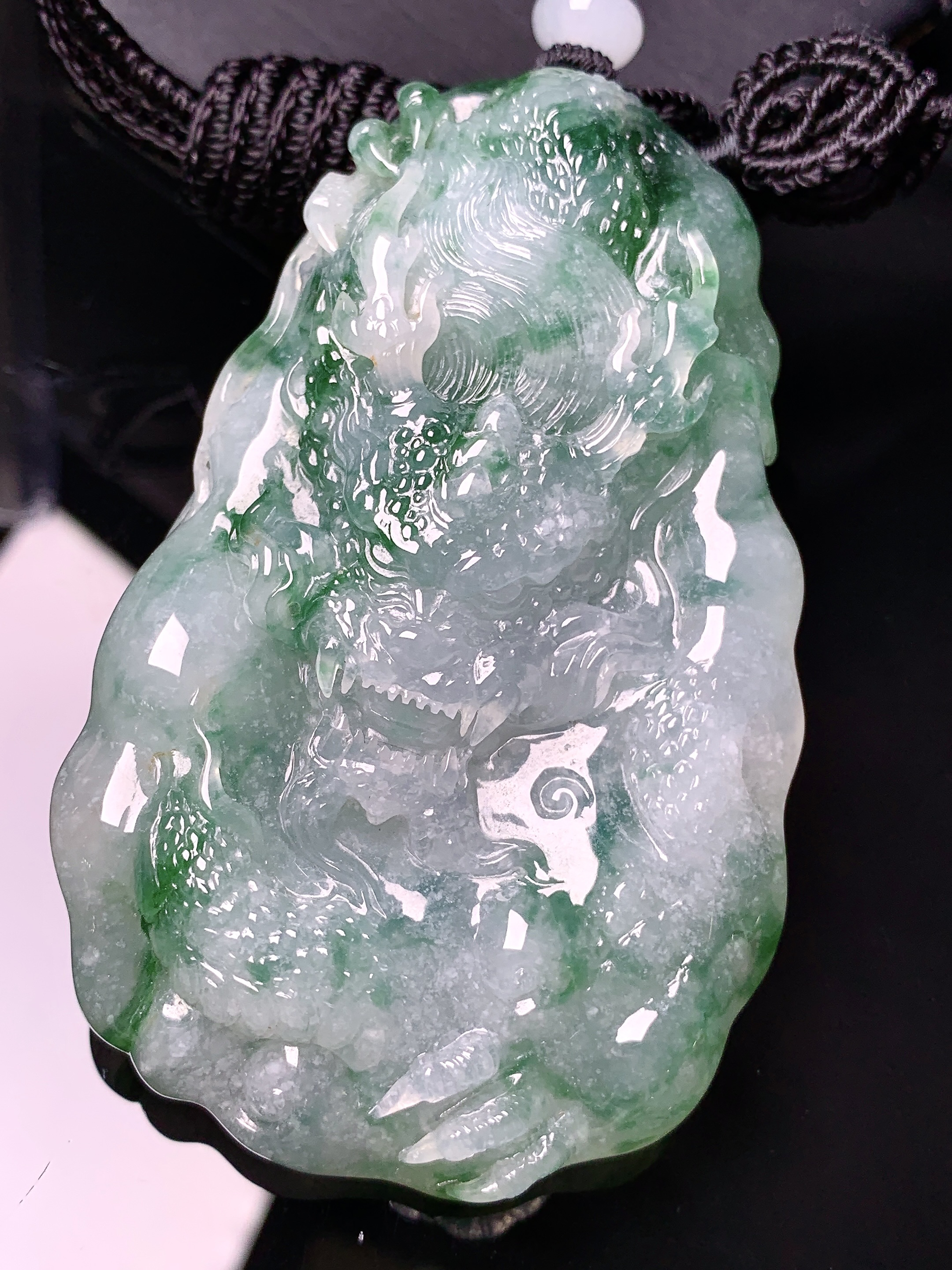 飘绿龙牌吊坠 玉质细腻 色泽艳丽清新 水润亮眼 整体尺寸73.6*45.6*14.5L1