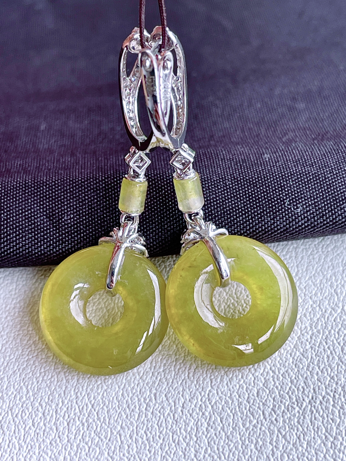 【镶嵌】高冰黄翡甜甜圈耳坠 
【说明】缅料 18k金镶嵌 性价比高  
【整体】36.8
【裸石】14-3.2..