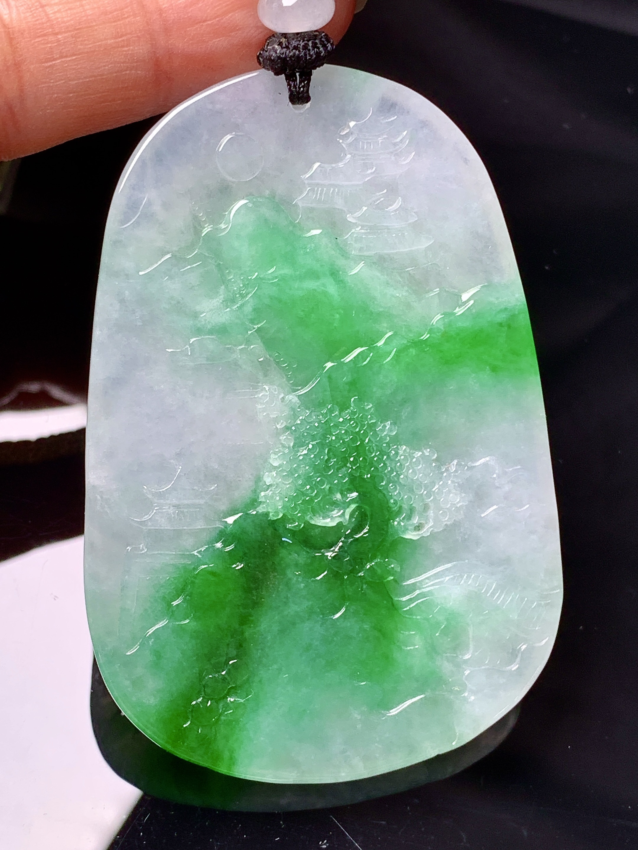 飘绿山水牌子吊坠 玉质细腻 色泽艳丽清新 水润亮眼 整体尺寸63*42.8*6.5w1