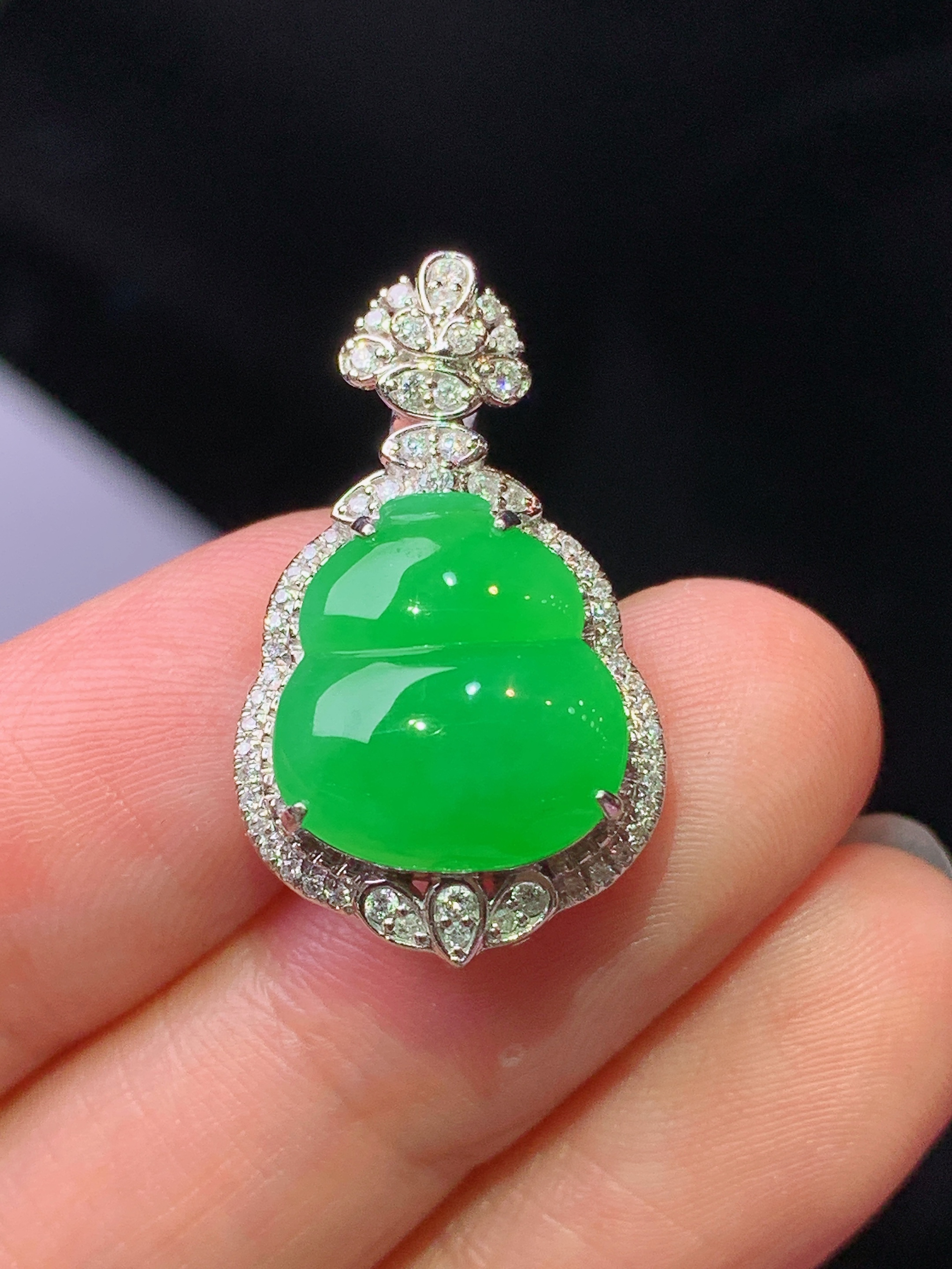 18k金钻镶嵌满绿葫芦吊坠 玉质细腻 色泽艳丽清新 水润亮眼 整体尺寸25.3*15*9L2