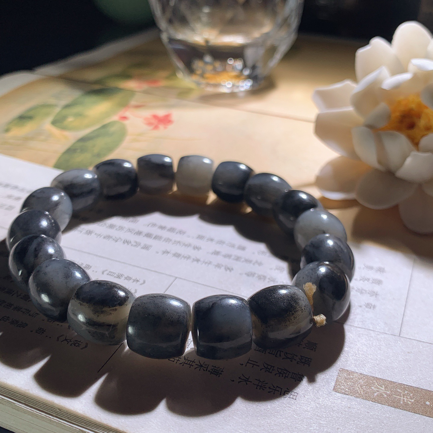 新疆和田玉籽料青花直切手串 单颗尺寸11/12重52.5克。玉质细腻油润。手推出油。佩戴高端典雅。lt260413