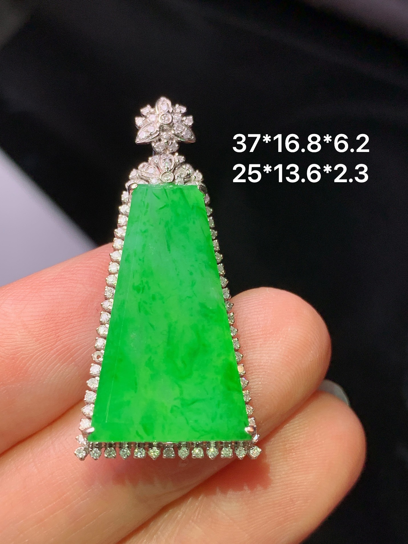 18k金钻镶嵌翠绿无事牌吊坠 玉质细腻 色泽艳丽清新 水润亮眼 整体尺寸37*16.8*6.2m2