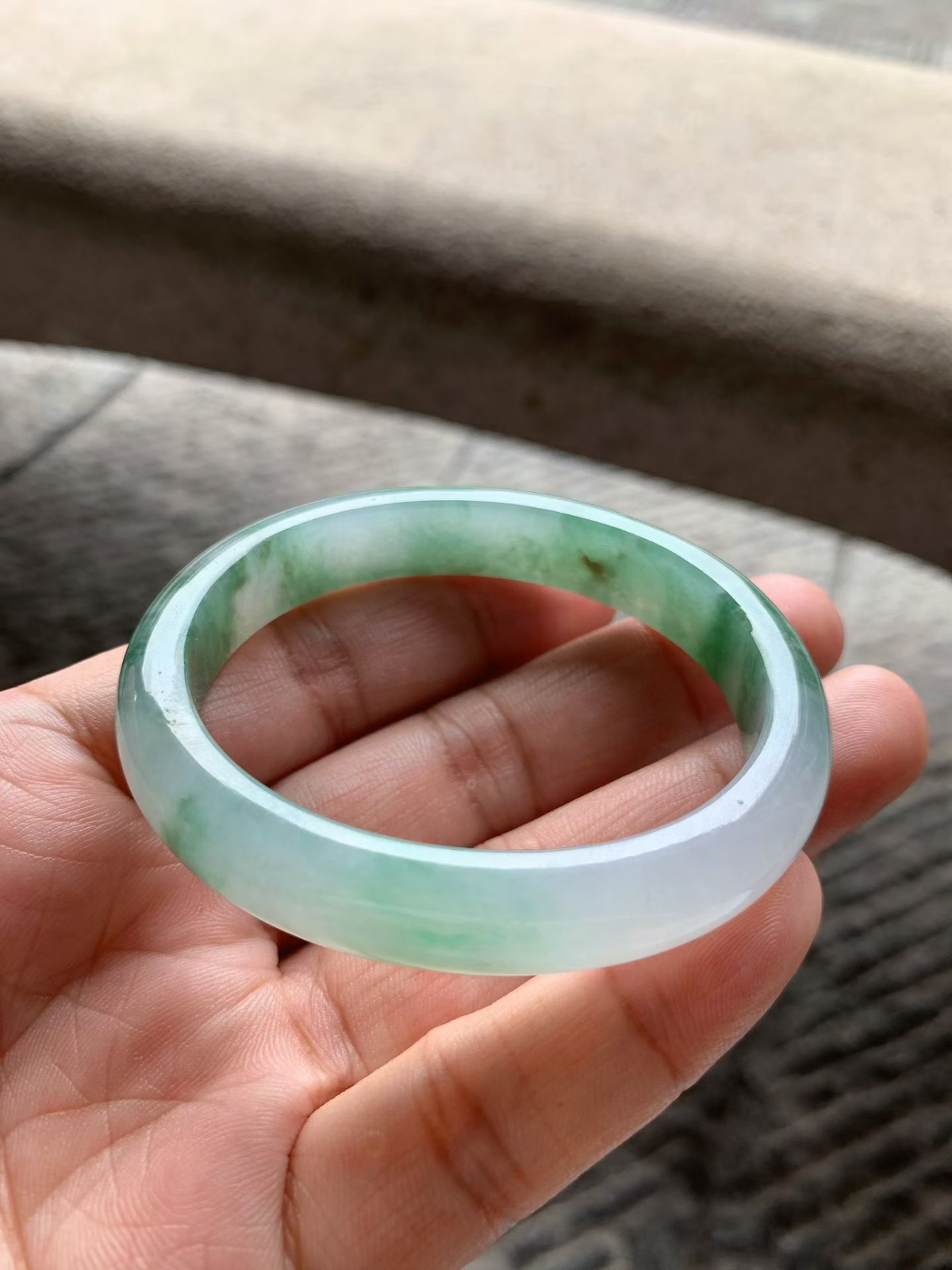 芙蓉绿花贵妃手镯尺寸54*11.2*7.5/46.5（换正圈50/51）水头充足，通透度高，肉质细腻，起胶感，底子干净清爽，绿花灵动，带微表皮色！