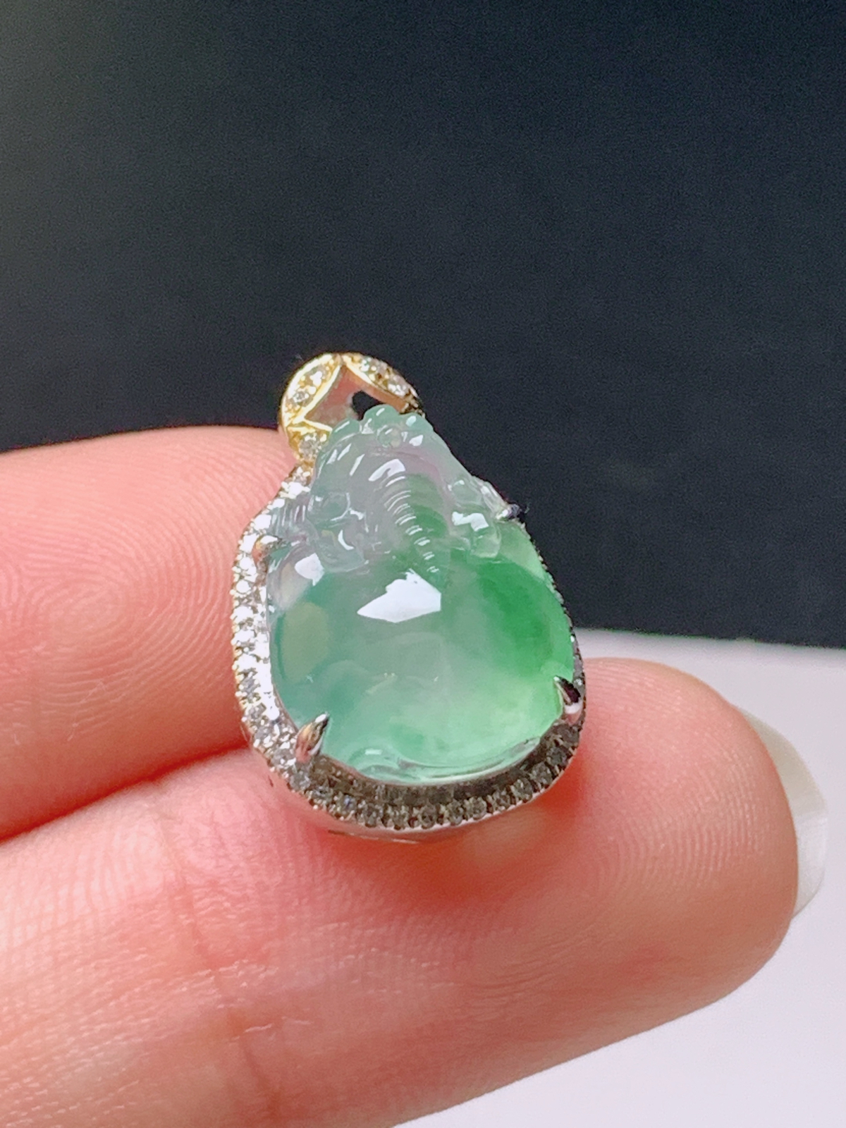 ️ 高冰飘绿貔貅吊坠，冰透饱满，飘绿灵动
裸石13.3-10.5-6.1
整体18.5-12.5-10.1..