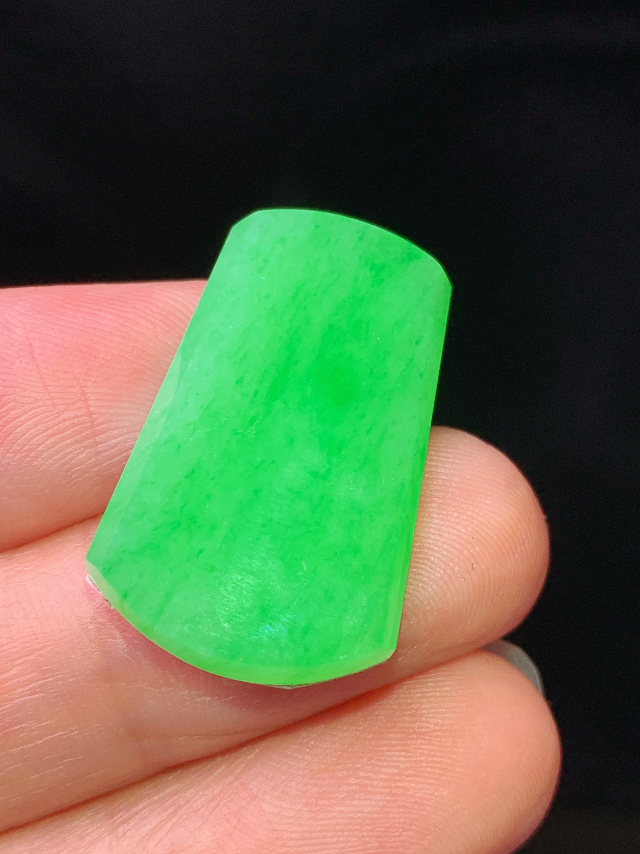 镶嵌款 翠绿无事牌吊坠 玉质细腻 色泽艳丽清新 水润亮眼 整体尺寸25.8*15.8*3m2