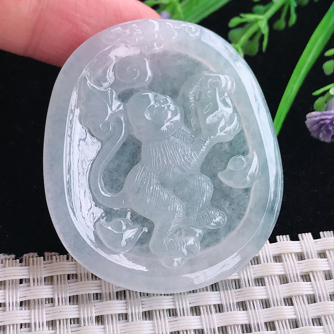 实拍A货翡翠49/42.8/5.2老坑冰透起胶生肖猴吊坠翡翠玉牌灵猴献寿