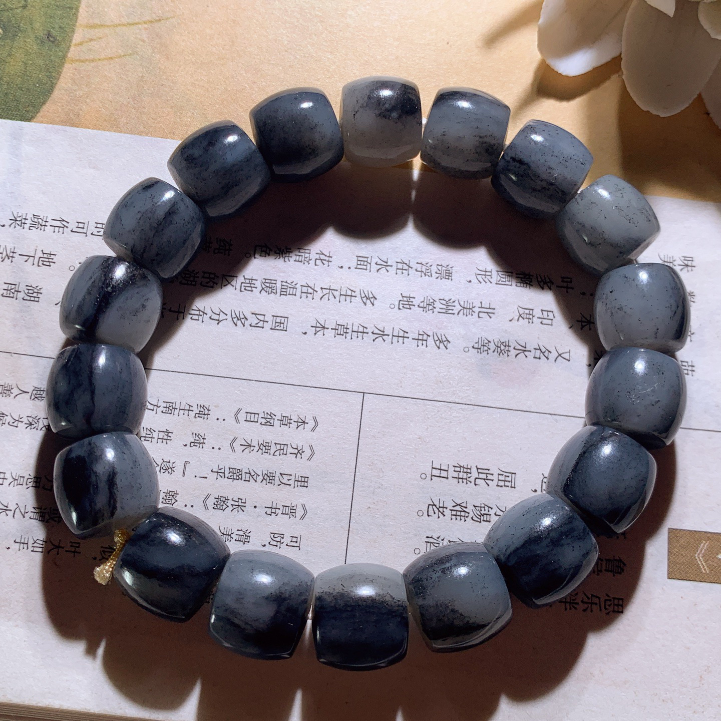 新疆和田玉籽料青花直切手串 单颗尺寸11/12重52.5克。玉质细腻油润。手推出油。佩戴高端典雅。l