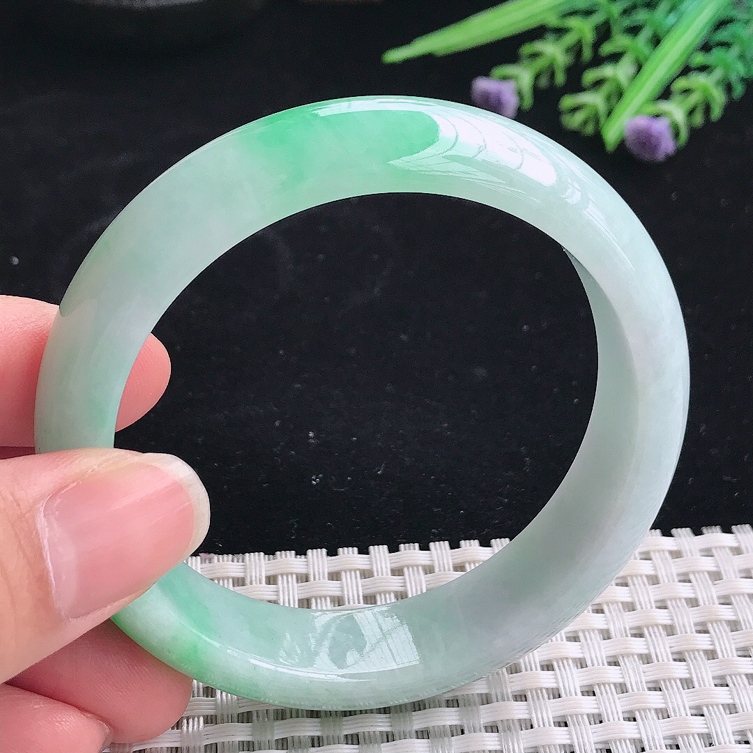 实拍A货翡翠57/14.6/8.2老坑精美温润飘阳绿手镯翡翠宽边玉镯平安镯美人镯