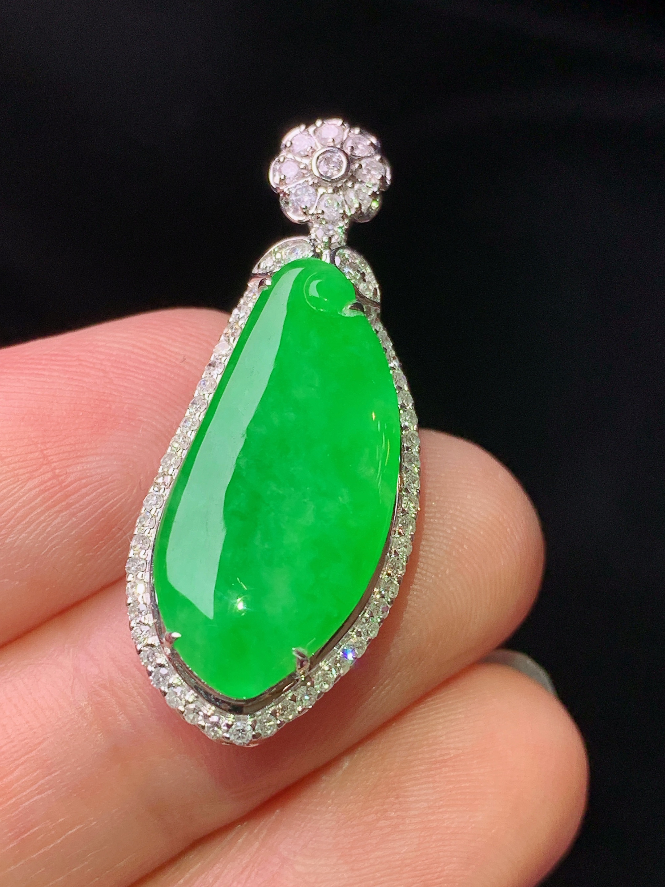 18k金钻镶嵌翠绿福瓜吊坠 玉质细腻 色泽艳丽清新 水润亮眼 整体尺寸32*13*7.8h1