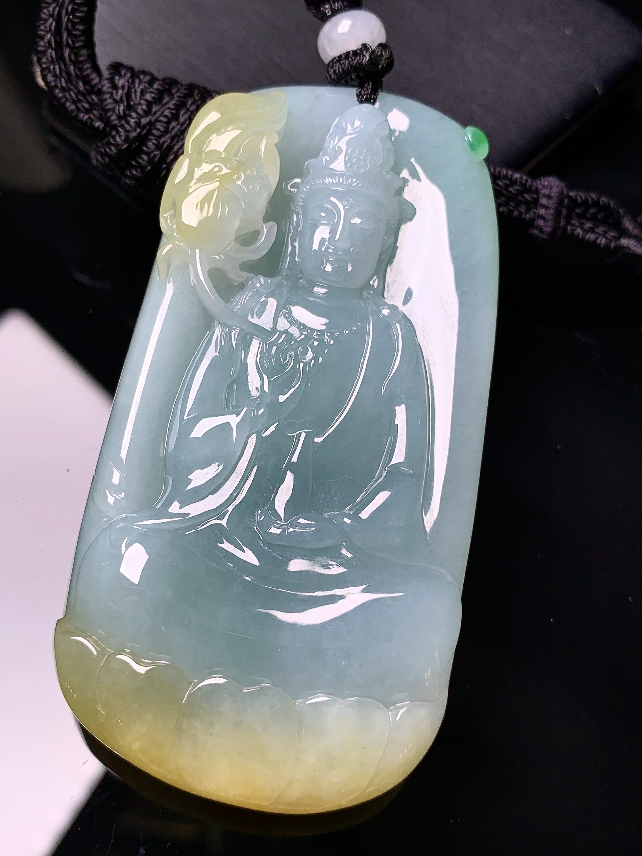 飘黄翡观音菩萨吊坠 玉质细腻 色泽艳丽清新 水润亮眼 整体尺寸67.6*34.8*9.2w1