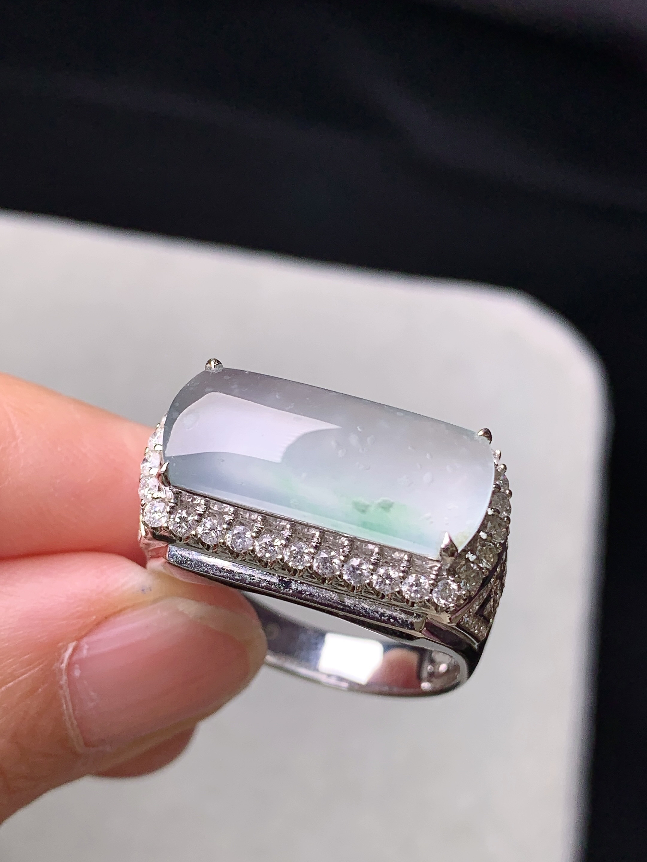 18k金钻镶嵌冰种玉柱戒指 玉质细腻 色泽艳丽清新 水润亮眼 圈口20.5 整体尺寸18.5*8.2*3.5k1