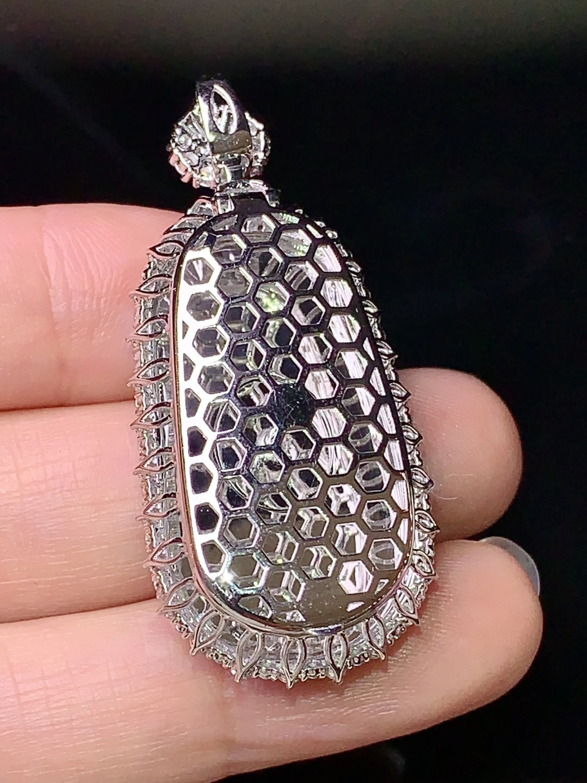 18k金钻镶嵌翠绿如意吊坠 玉质细腻 水润亮眼 色泽艳丽 整体尺寸44.8*20.8*11