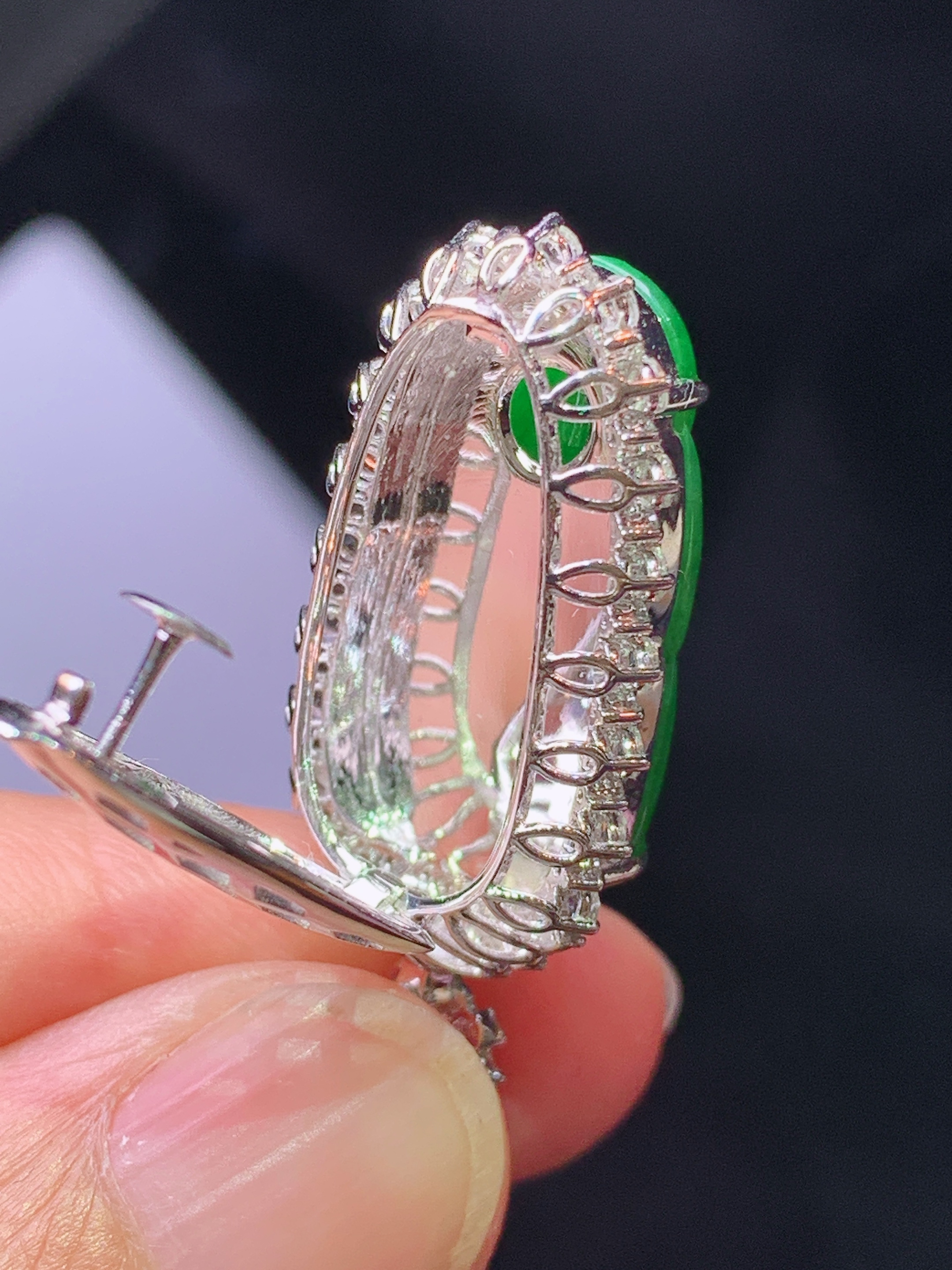 18k金钻镶嵌翠绿树叶吊坠 玉质细腻 色泽艳丽清新 水润亮眼 整体尺寸34*15*10m2