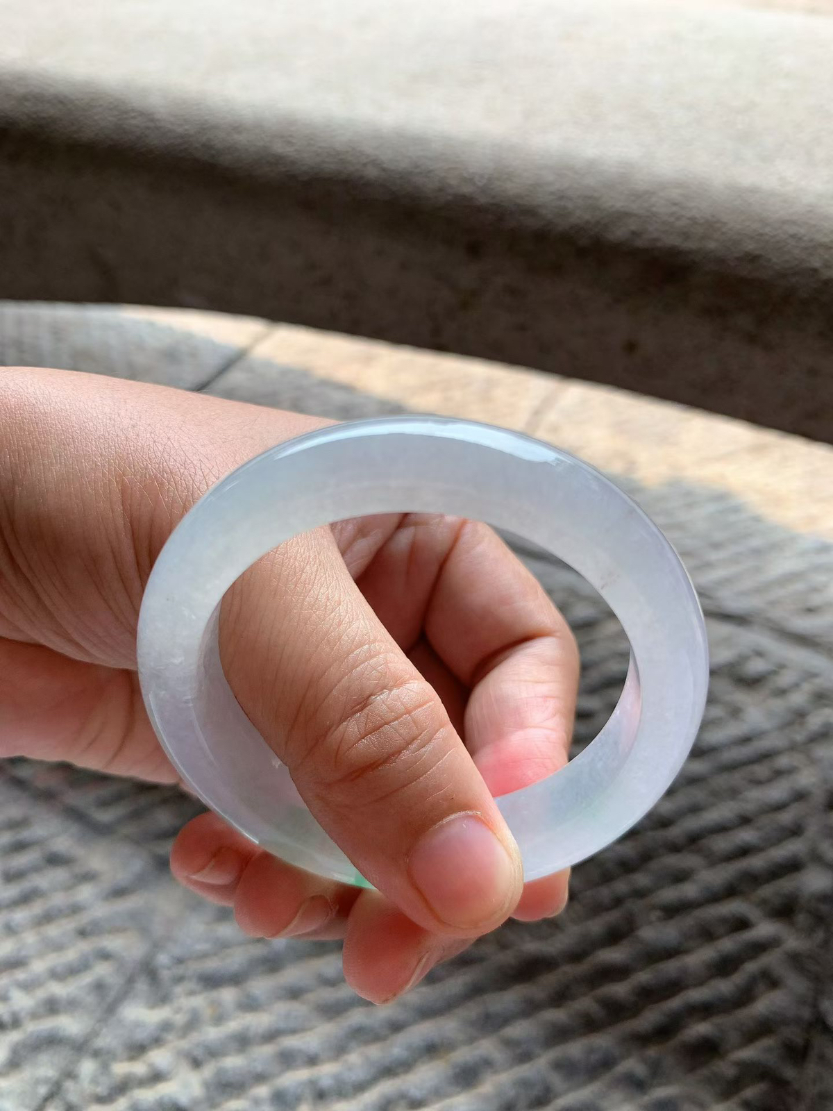 飘阳绿正圈手镯尺寸53*12.5*8.5 老坑种水，通体冰透，清润水灵，泛荧光，翠色鲜阳，灵气清雅！