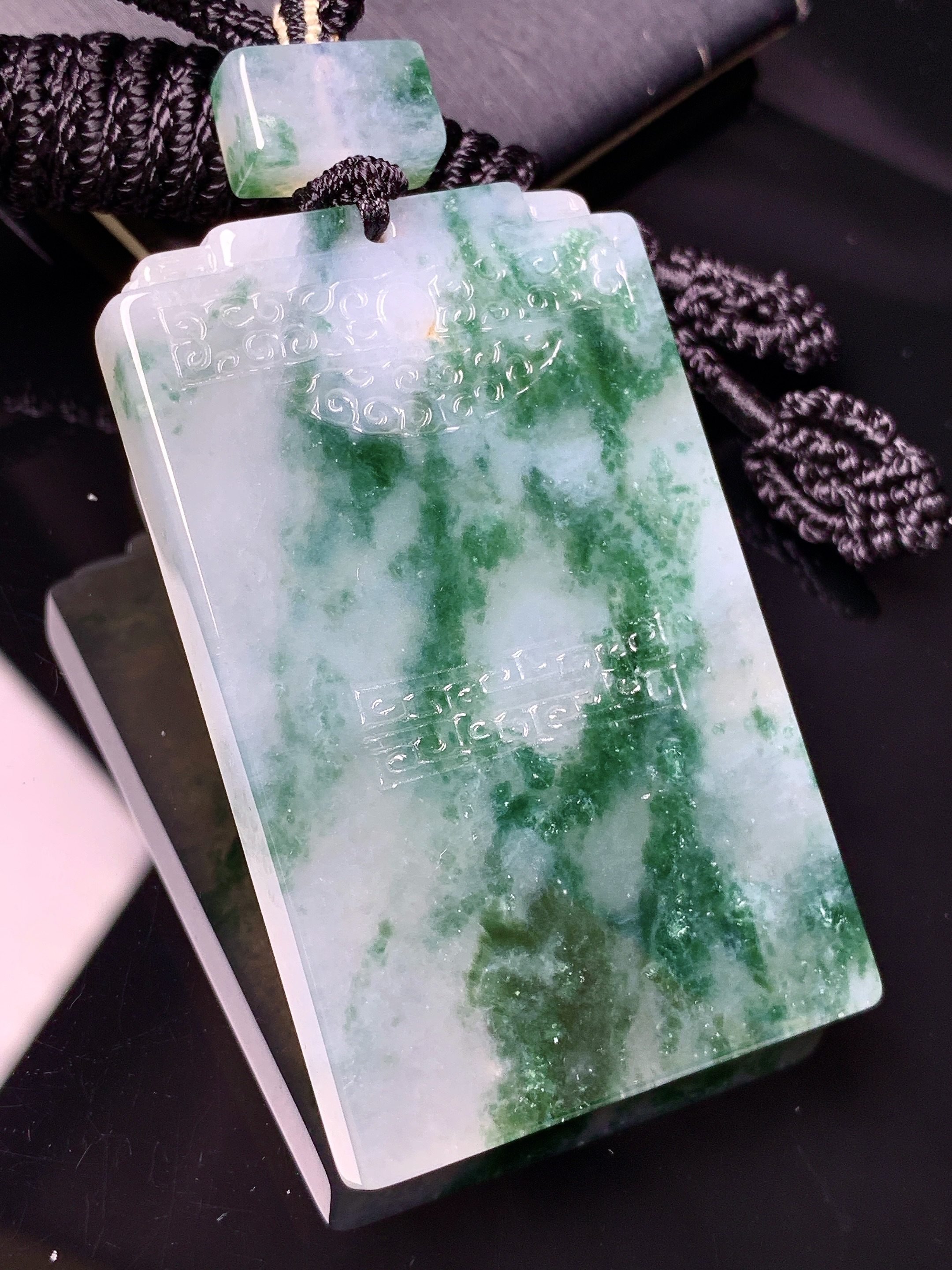 飘绿雕花无事牌吊坠 玉质细腻 色泽艳丽清新 水润亮眼 整体尺寸55*34.2*6L1