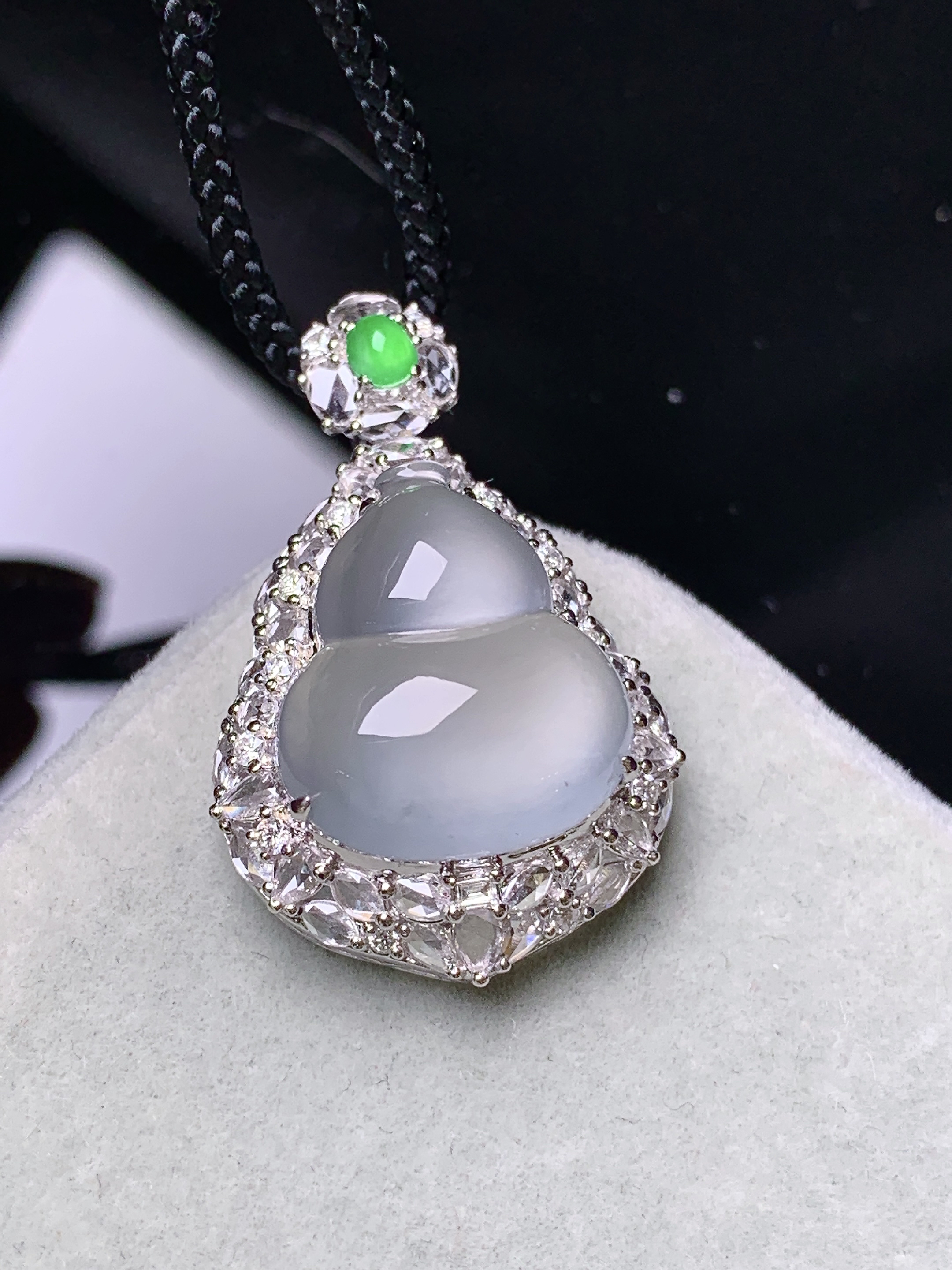 18k金钻镶嵌冰种葫芦吊坠 玉质细腻 色泽艳丽清新 水润亮眼 整体尺寸31*19.5*13.8b12