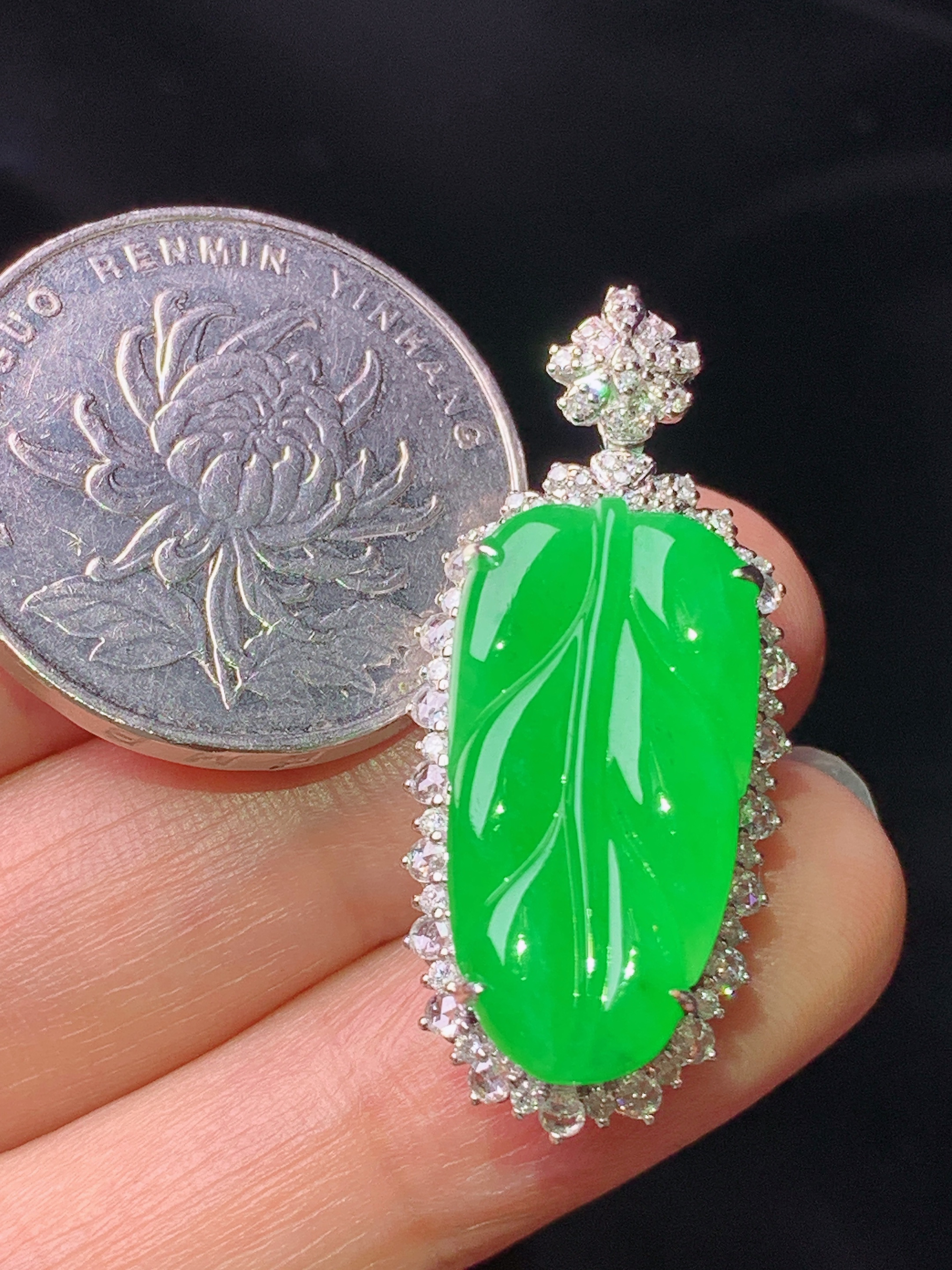 18k金钻镶嵌翠绿树叶吊坠 玉质细腻 色泽艳丽清新 水润亮眼 整体尺寸34*15*10m2