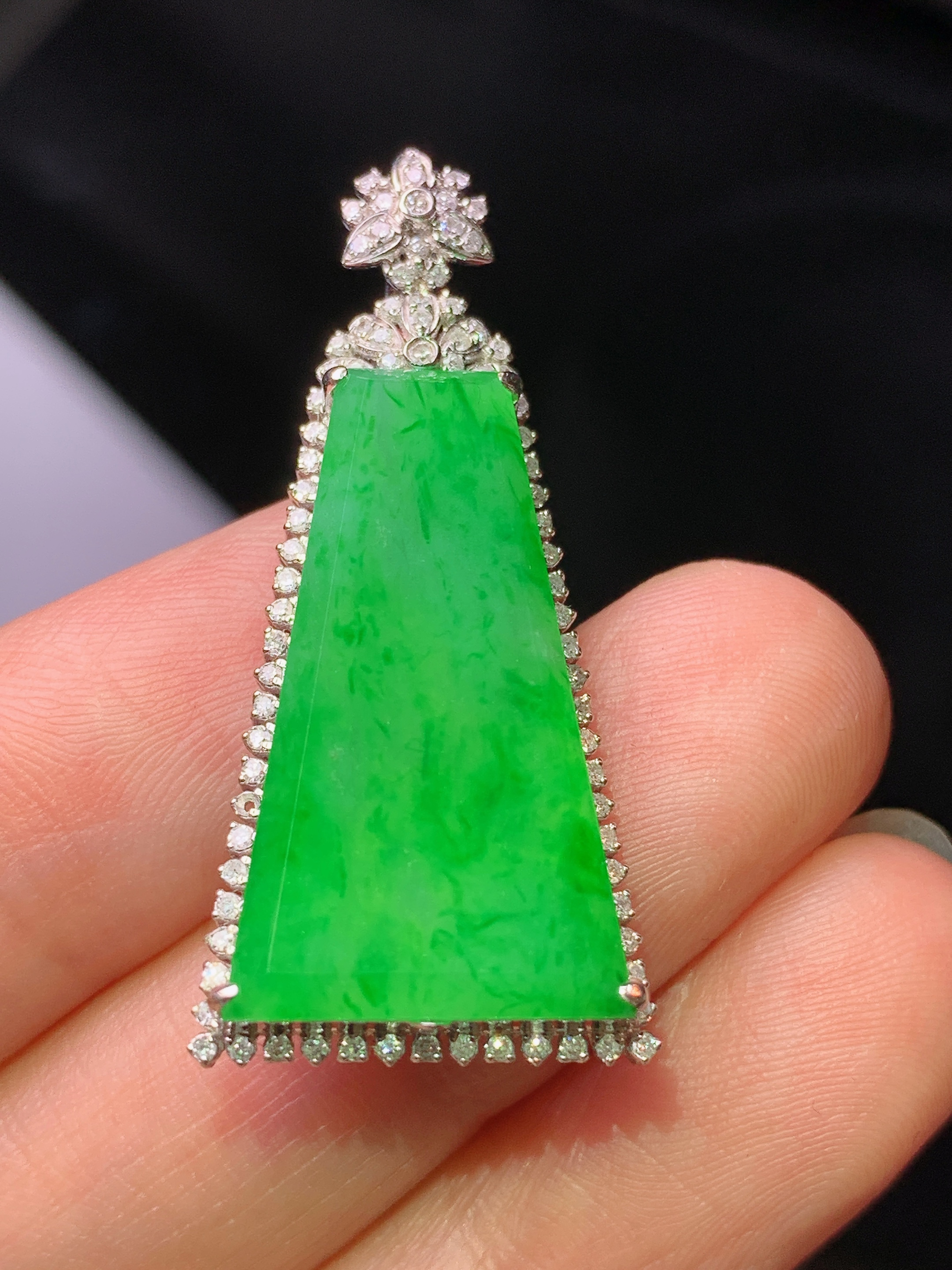 18k金钻镶嵌翠绿无事牌吊坠 玉质细腻 色泽艳丽清新 水润亮眼 整体尺寸37*16.8*6.2m2