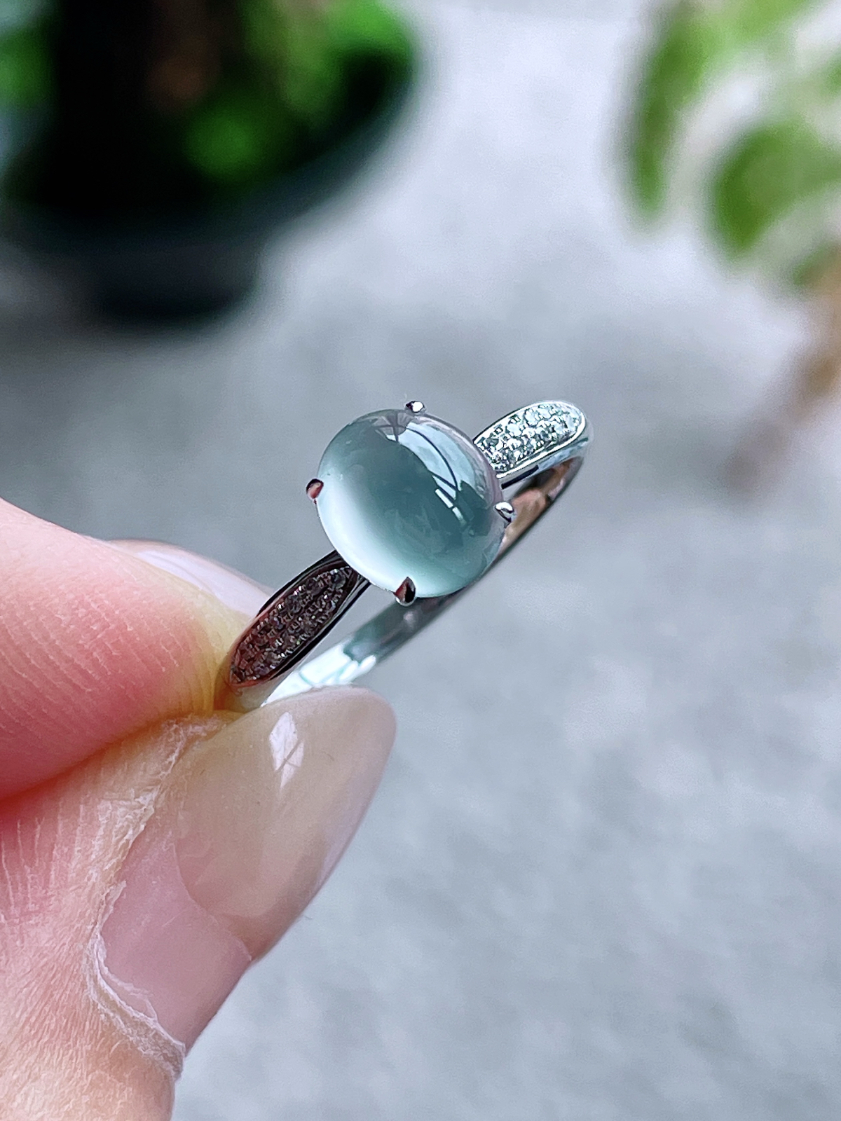 【镶嵌】高冰蛋面戒指  
【说明】缅料 18k金镶嵌 性价比高  
【裸石】7.2-6.3-4.5
【圈口】13号..