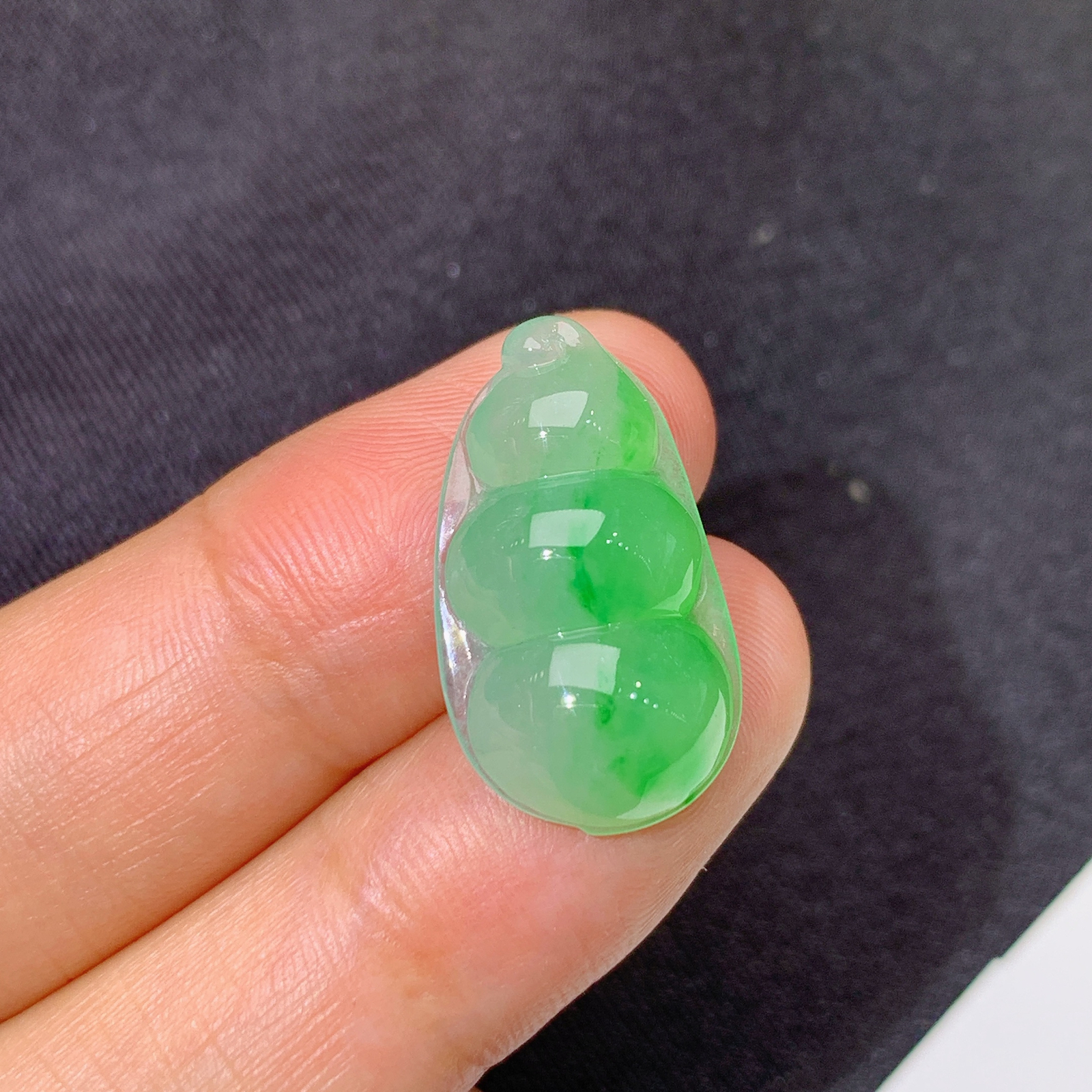 冰飘绿福豆，镶嵌佳品，冰润细腻，种水足，Fc 尺寸21.9*12.6*6.5