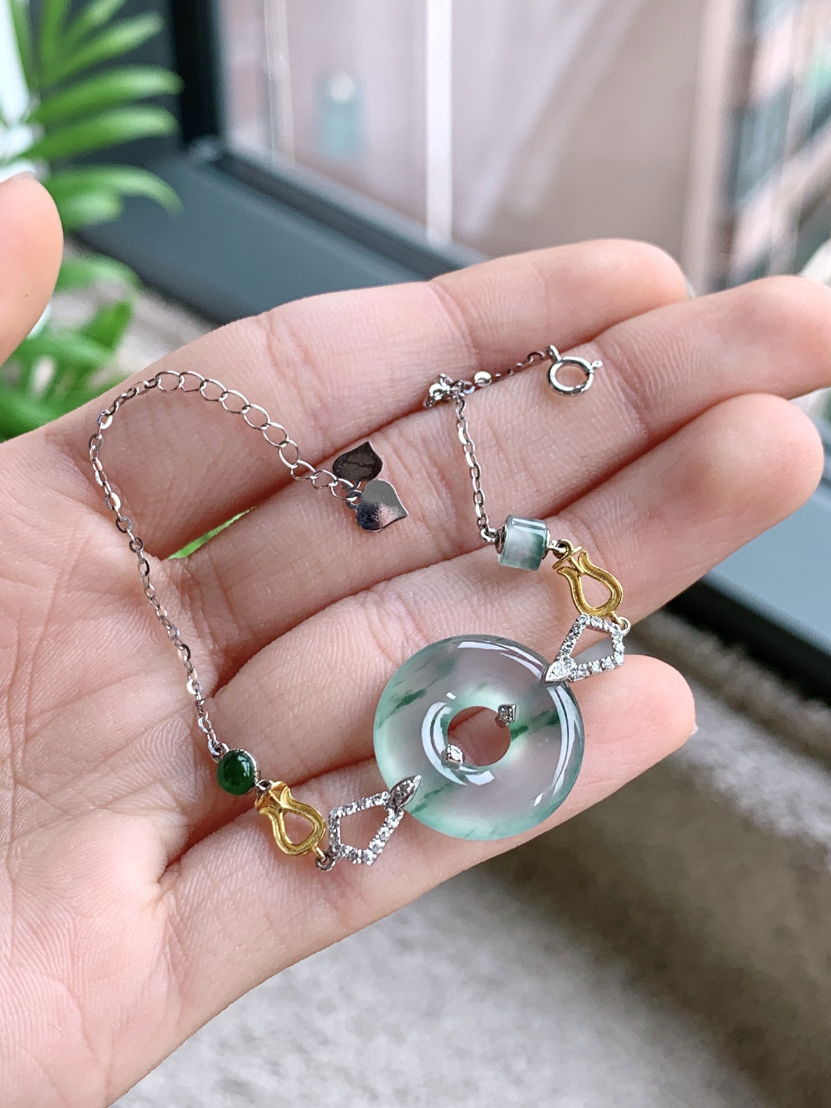 【镶嵌】高冰飘花甜甜圈手链
【说明】缅料 18k金镶嵌 性价比高  
【裸石】18.2-3.4..