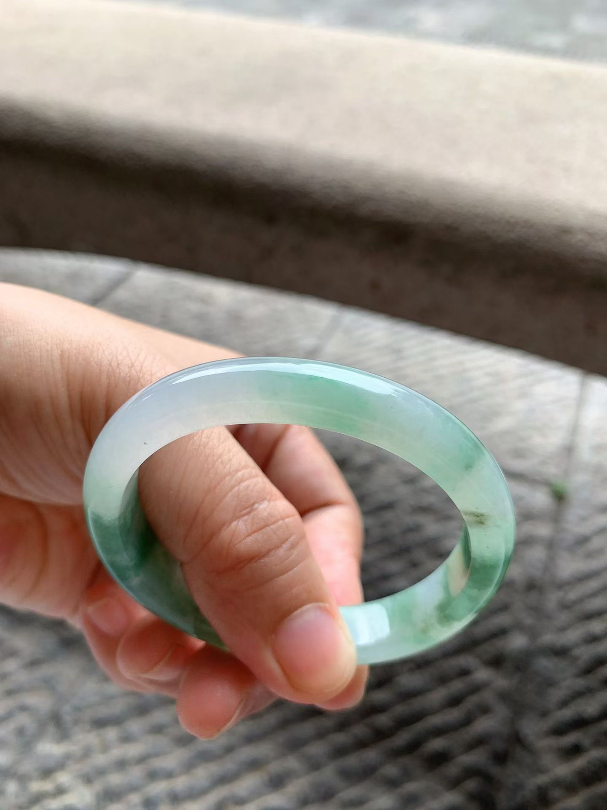 芙蓉绿花贵妃手镯尺寸54*11.2*7.5/46.5（换正圈50/51）水头充足，通透度高，肉质细腻，起胶感，底子干净清爽，绿花灵动，带微表皮色！