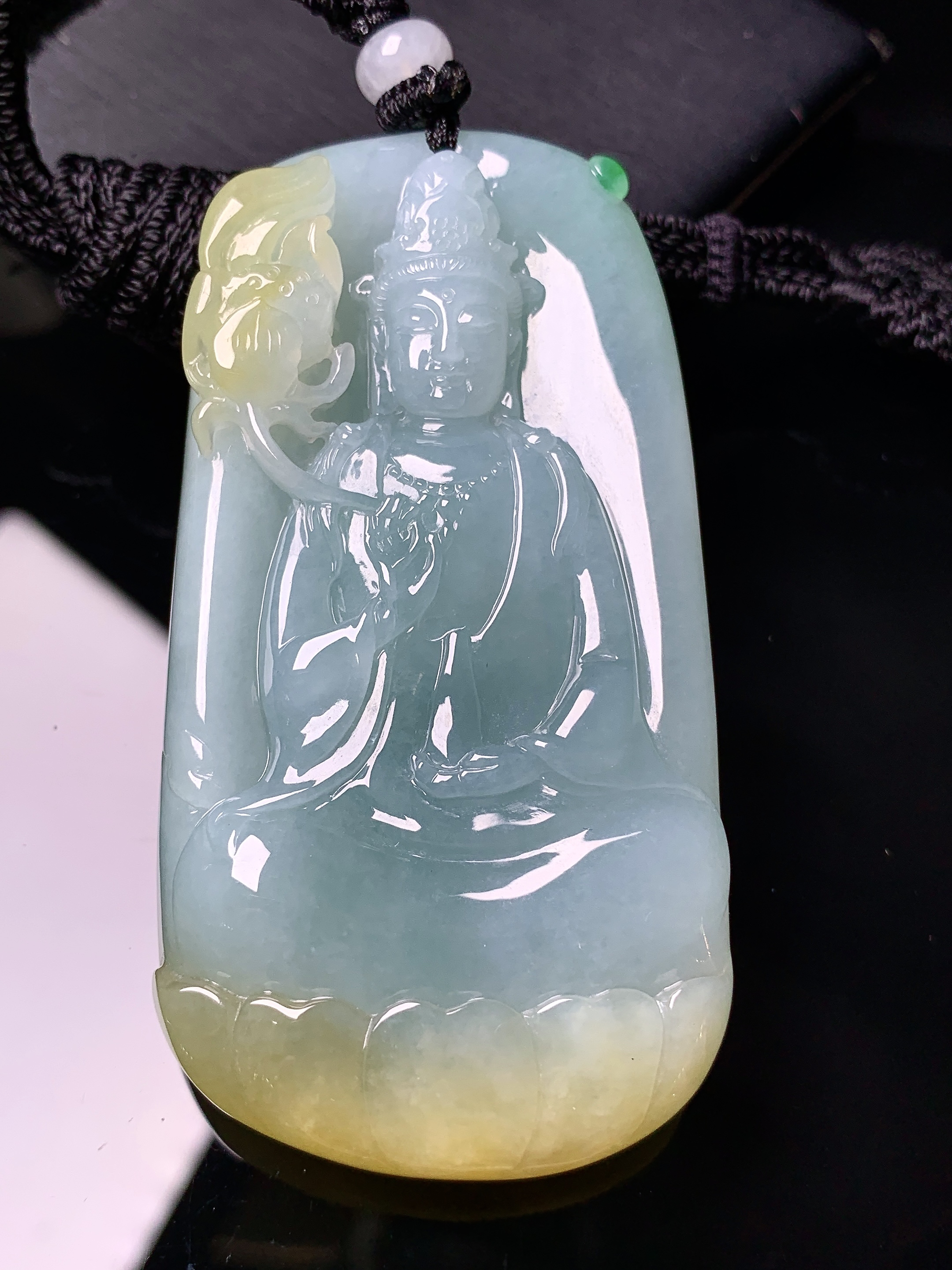 飘黄翡观音菩萨吊坠 玉质细腻 色泽艳丽清新 水润亮眼 整体尺寸67.6*34.8*9.2w1