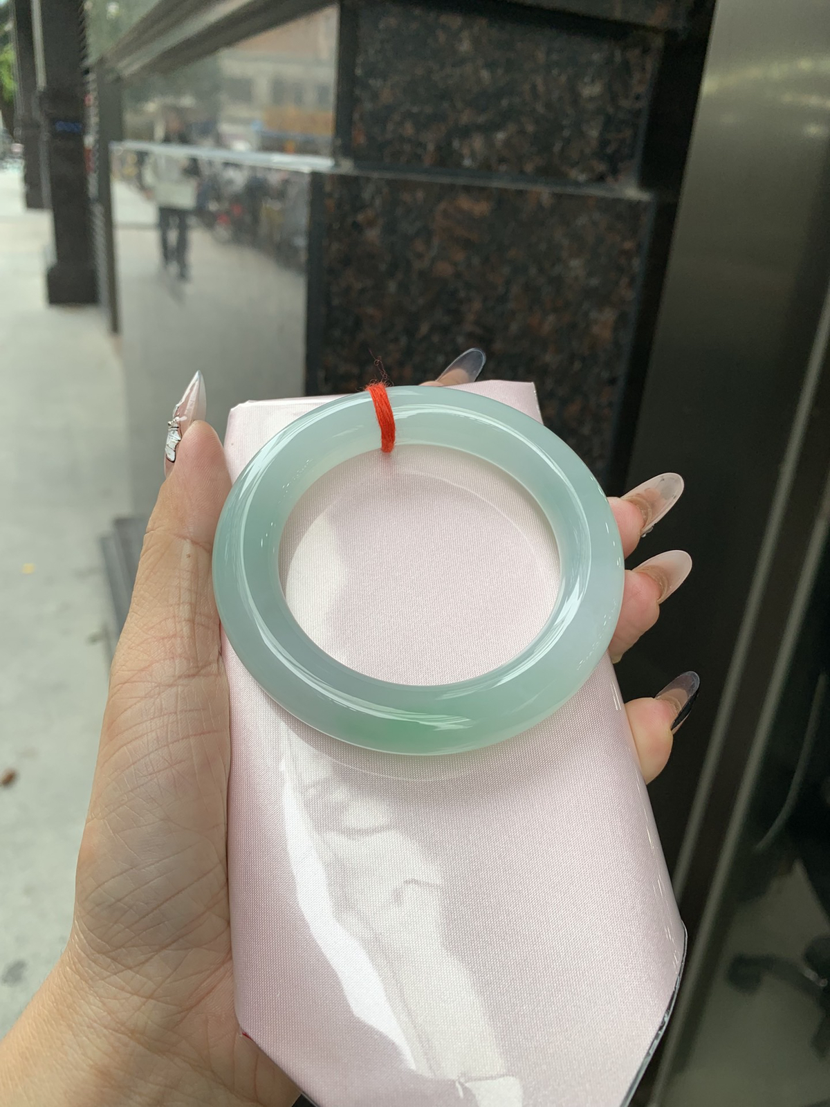 冰晴绿圆条
底妆冰润细腻，满圈淡雅晴绿，一抹绿花点缀，像初春嫩芽落入清泉，均匀柔和，抬眼就是一片宁静感。