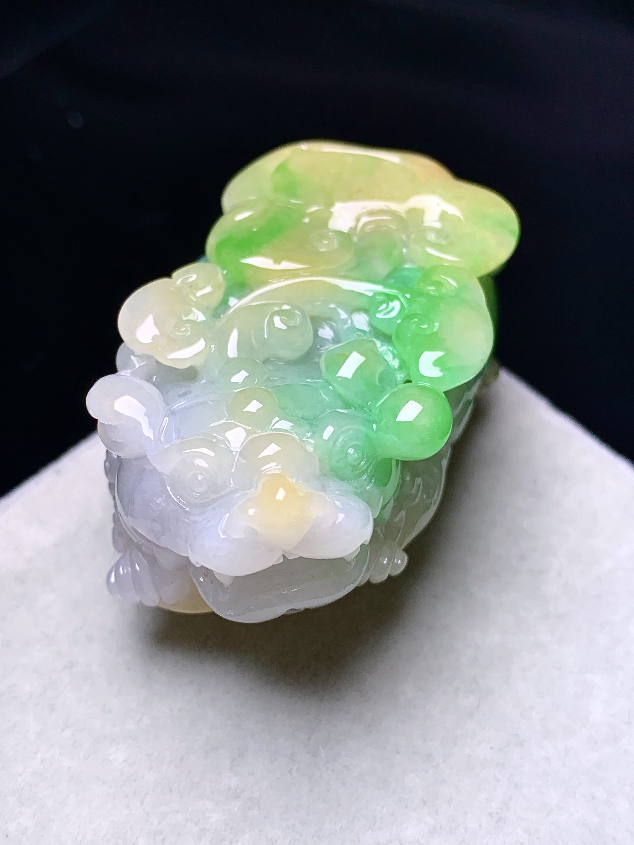 飘绿貔貅吊坠 玉质细腻 色泽艳丽清新 水润亮眼 整体尺寸39.5*26*16w1