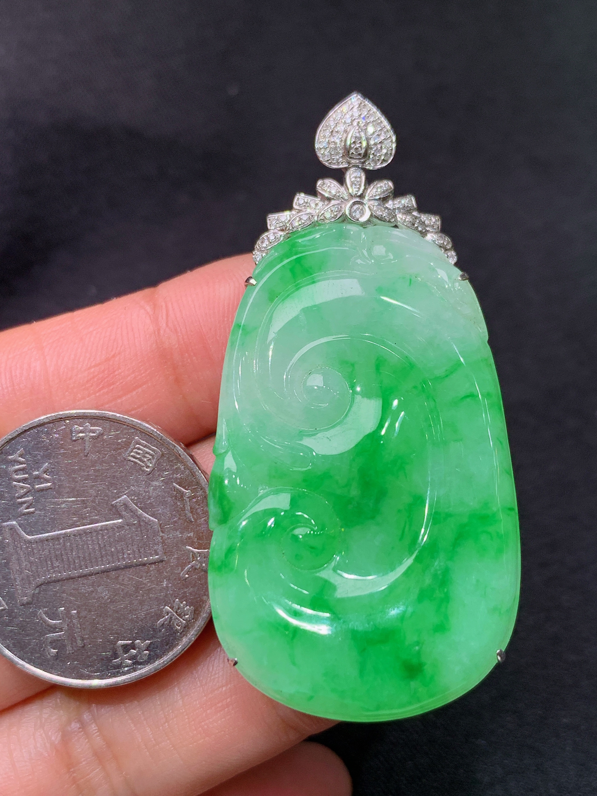 冰飘绿如意吊坠，18k金镶嵌，冰润色阳，玉质细腻，种水足，Nn 尺寸54.1*26.5*6.3