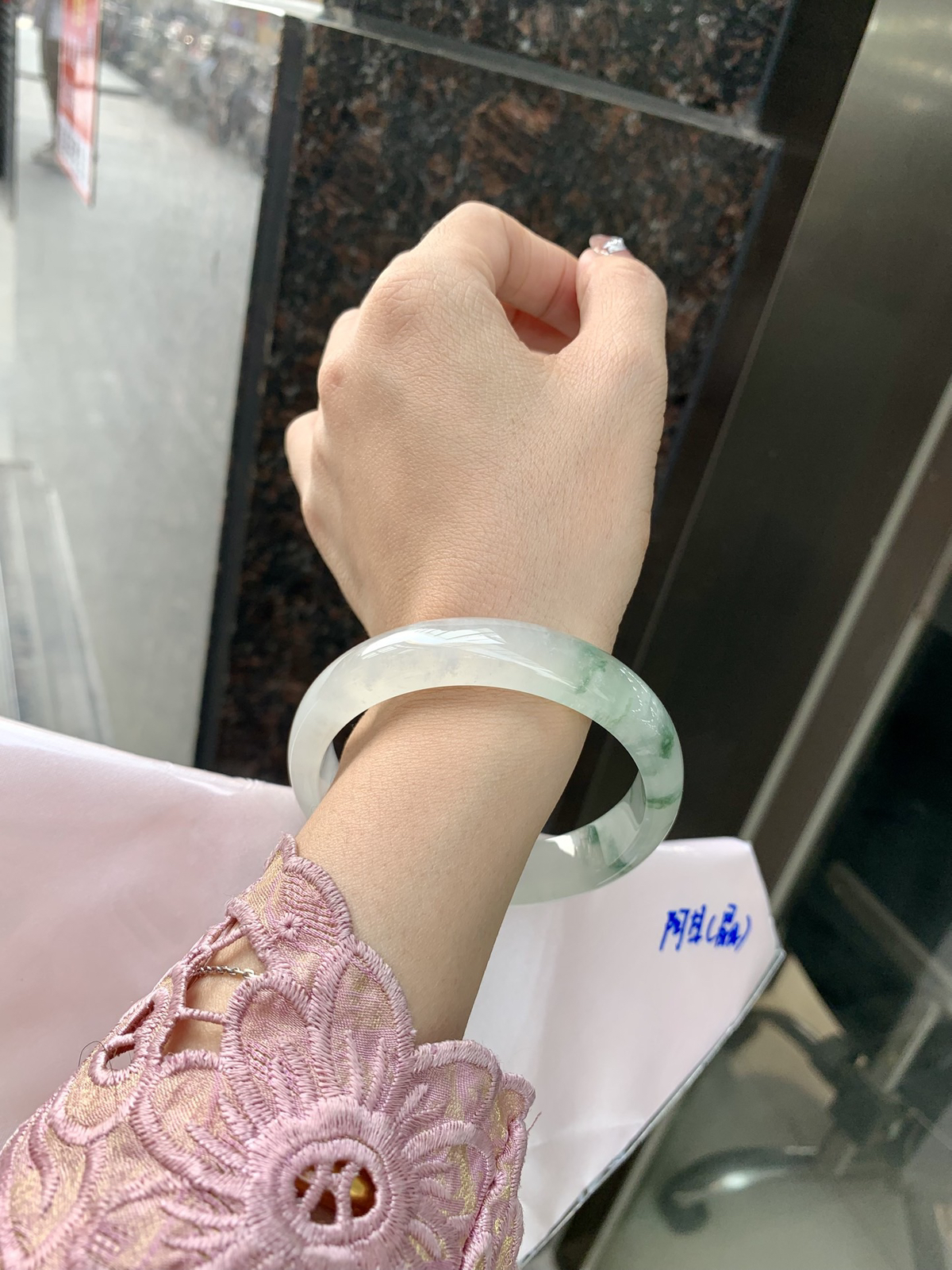 冰飘花正圈
底妆水润细腻，冰底中开出了朵朵兰花，飘花灵动飘逸，勾勒出一幅唯美诗意的山水意境画，古典优雅又秀气。