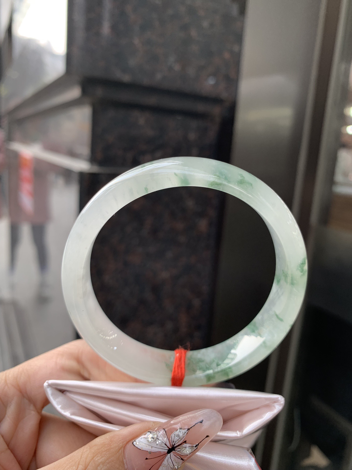 冰飘花正圈
底妆水润细腻，冰底中开出了朵朵兰花，飘花灵动飘逸，勾勒出一幅唯美诗意的山水意境画，古典优雅又秀气。