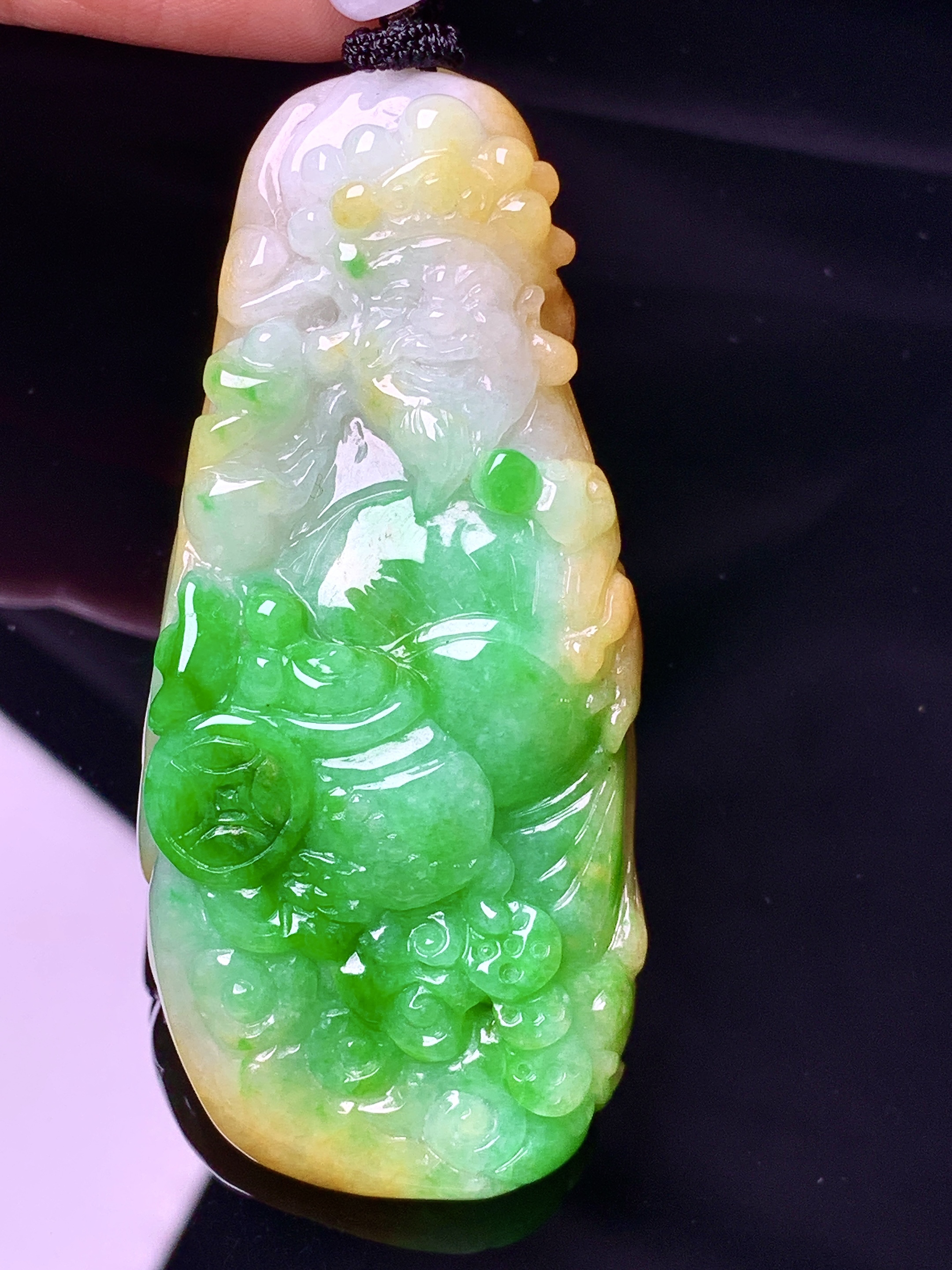 飘黄绿佛财神吊坠 玉质细腻 色泽艳丽清新 水润亮眼 整体尺寸66.5*30.2*14.2w1