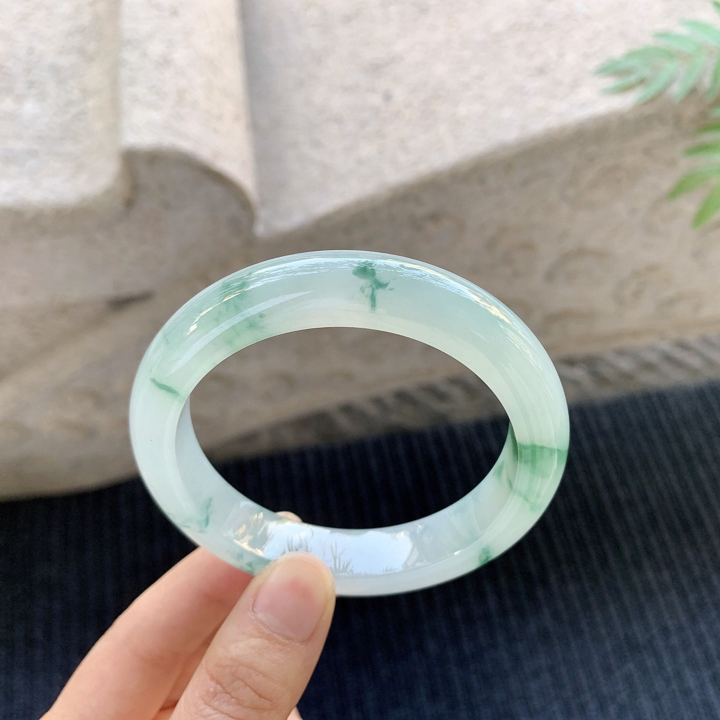 正圈56 57
【圈口】57.5/12.7/9.2
【描述】冰糯飘花，清透，水润，种老，细腻，无纹裂！