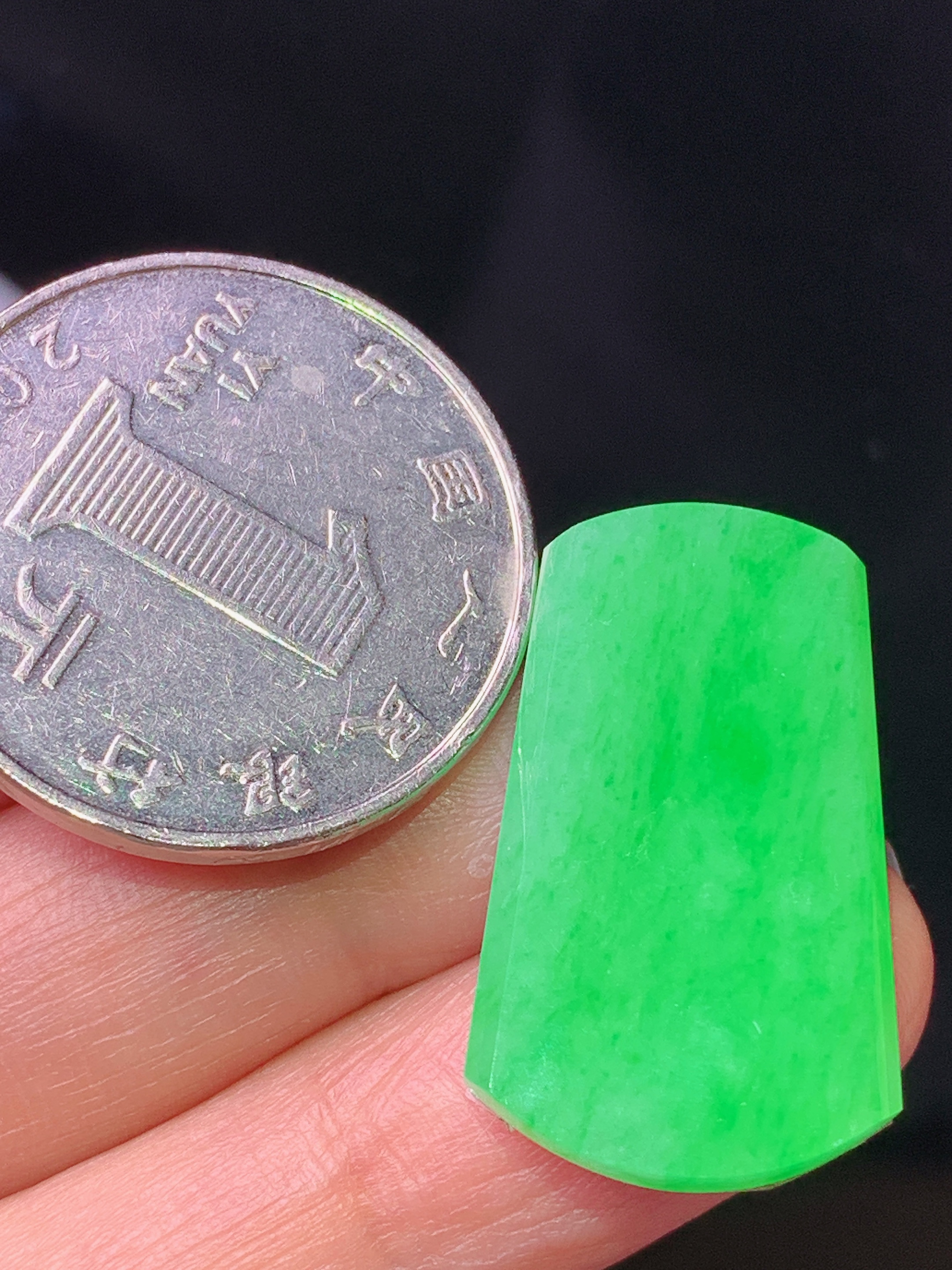 镶嵌款 翠绿无事牌吊坠 玉质细腻 色泽艳丽清新 水润亮眼 整体尺寸25.8*15.8*3m2