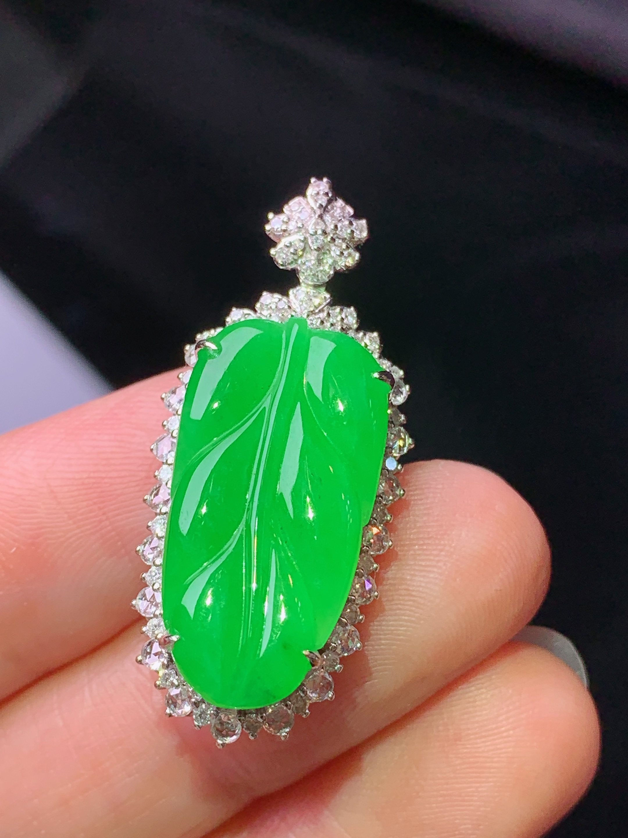 18k金钻镶嵌翠绿树叶吊坠 玉质细腻 色泽艳丽清新 水润亮眼 整体尺寸34*15*10m2