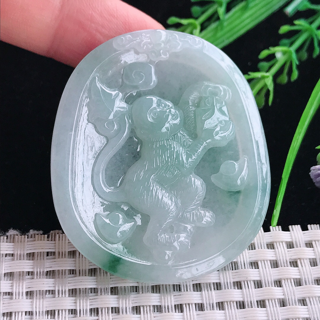 实拍A货翡翠51.3/44.8/5.8老坑冰润起胶飘花生肖猴吊坠翡翠玉牌