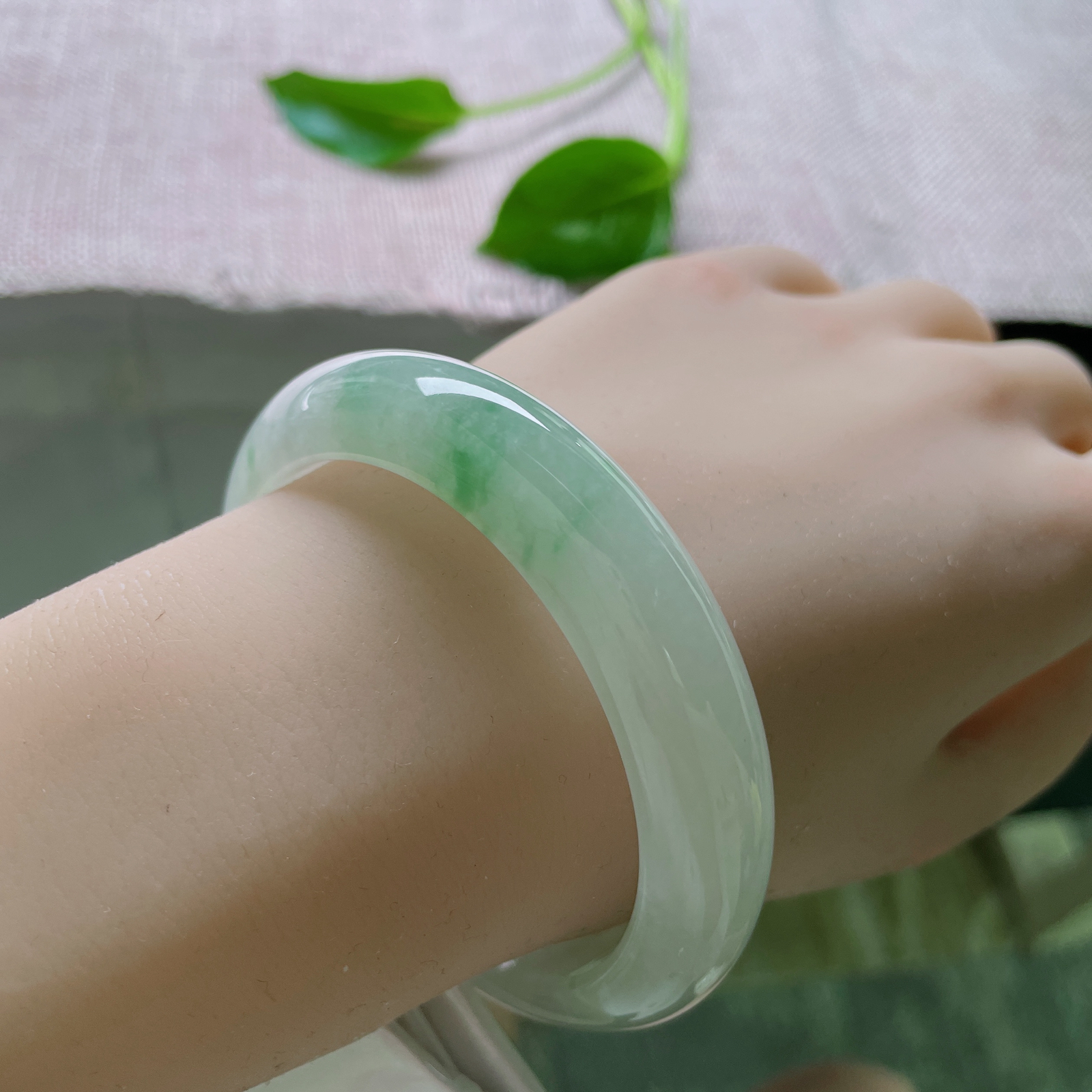 56.5/12.6/8.7，飘绿正圈，水头好，种老，一潭春水，被风吹皱，便飘出了这抹翠意..