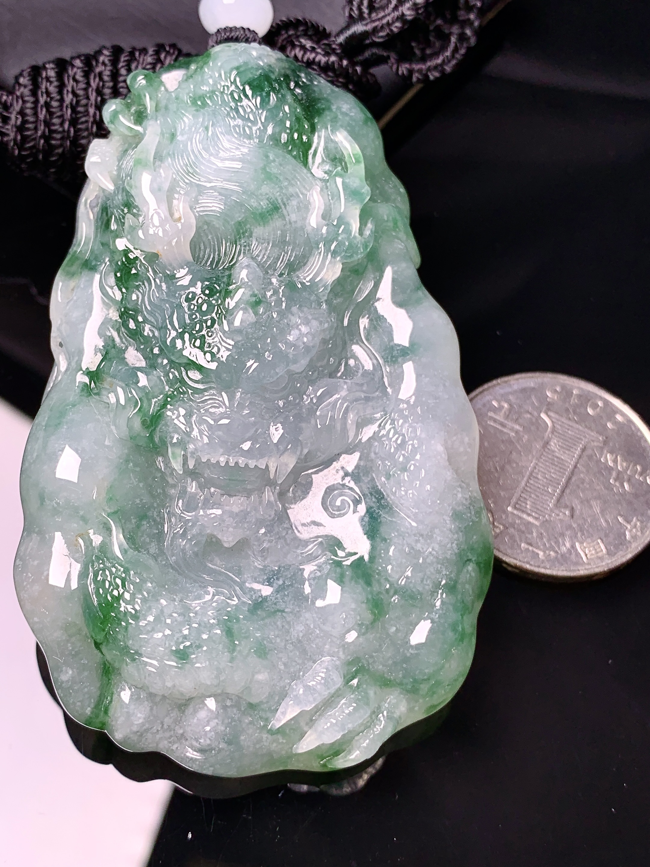 飘绿龙牌吊坠 玉质细腻 色泽艳丽清新 水润亮眼 整体尺寸73.6*45.6*14.5L1