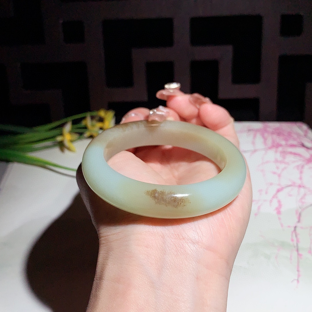 和田玉53.5圈且末糖手镯！玉质细腻油润 底色纯净 无裂无杂 脂粉好，品质高。