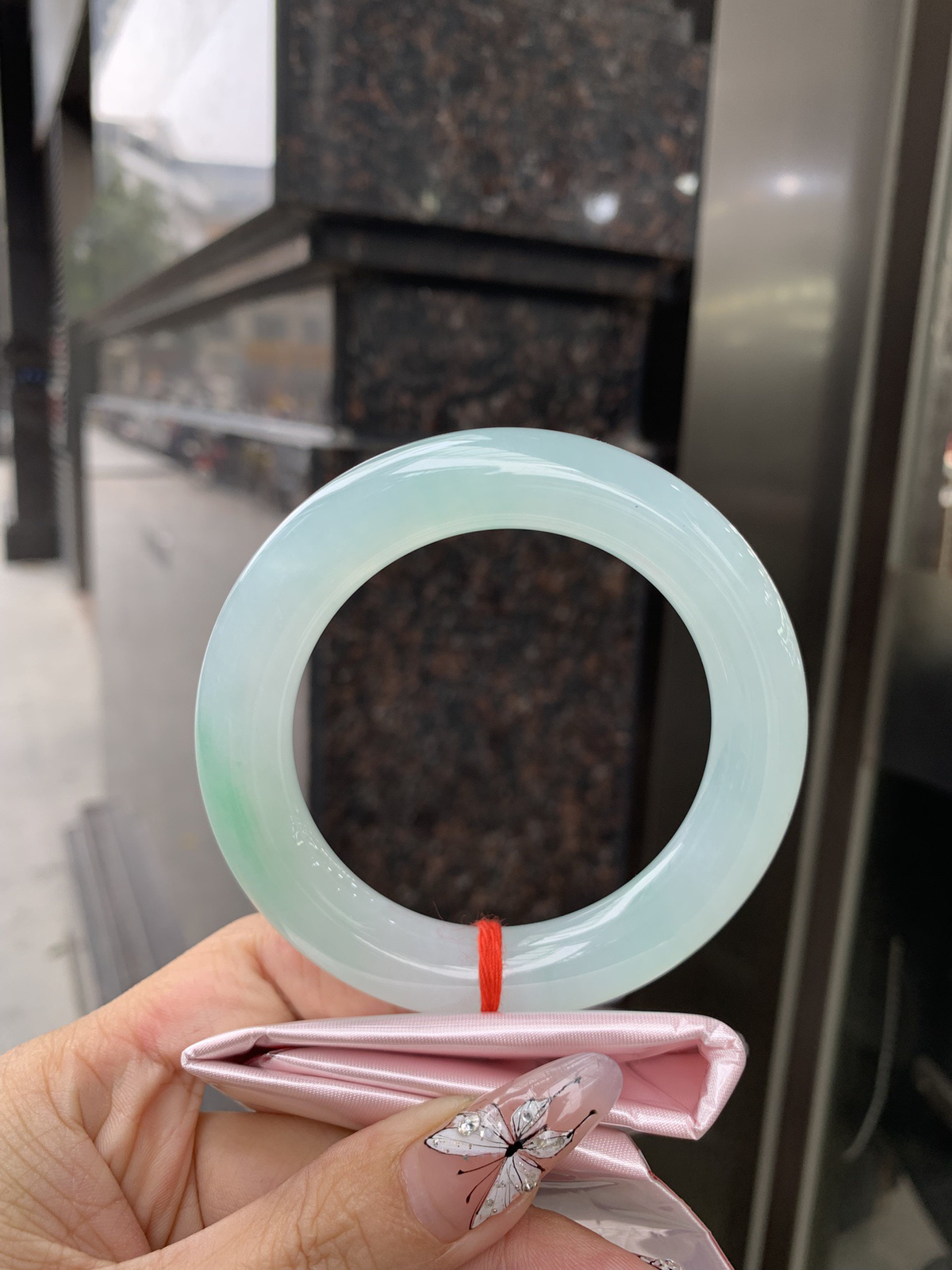 冰晴绿圆条
底妆冰润细腻，满圈淡雅晴绿，一抹绿花点缀，像初春嫩芽落入清泉，均匀柔和，抬眼就是一片宁静感。