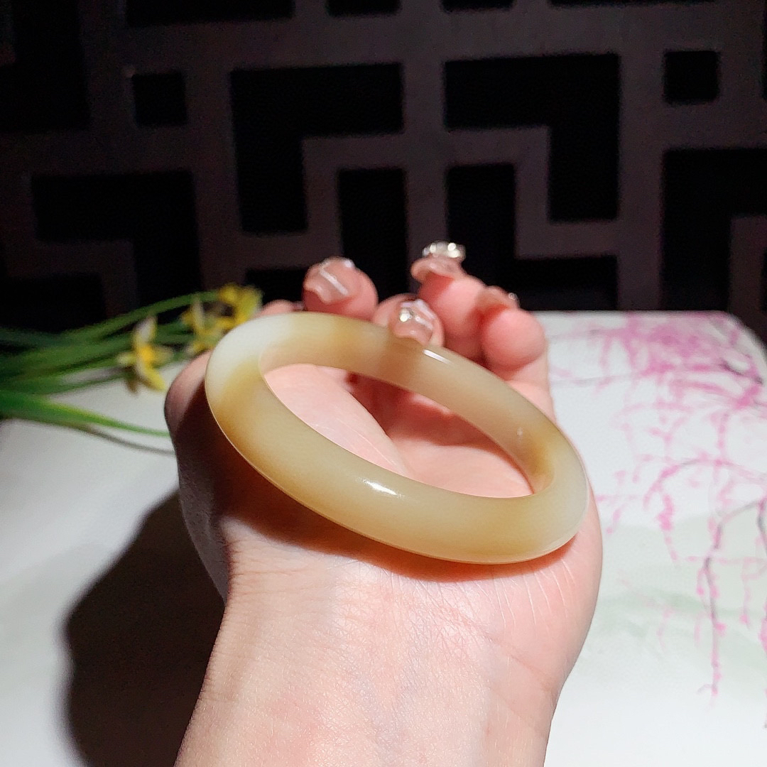 和田玉52.5圈且末糖手镯！玉质细腻油润 底色纯净 无裂无杂 脂粉好，品质高。