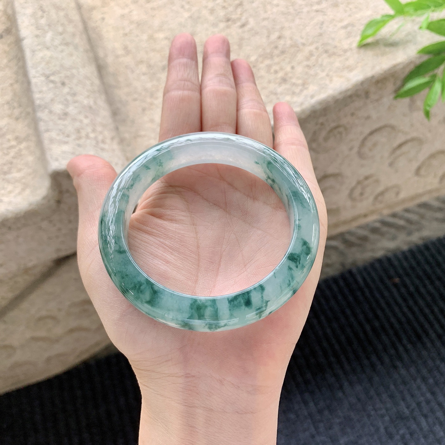 正圈56 57
【圈口】57/12/9.2
【描述】冰糯飘花，水润，种老，细腻，无纹裂！