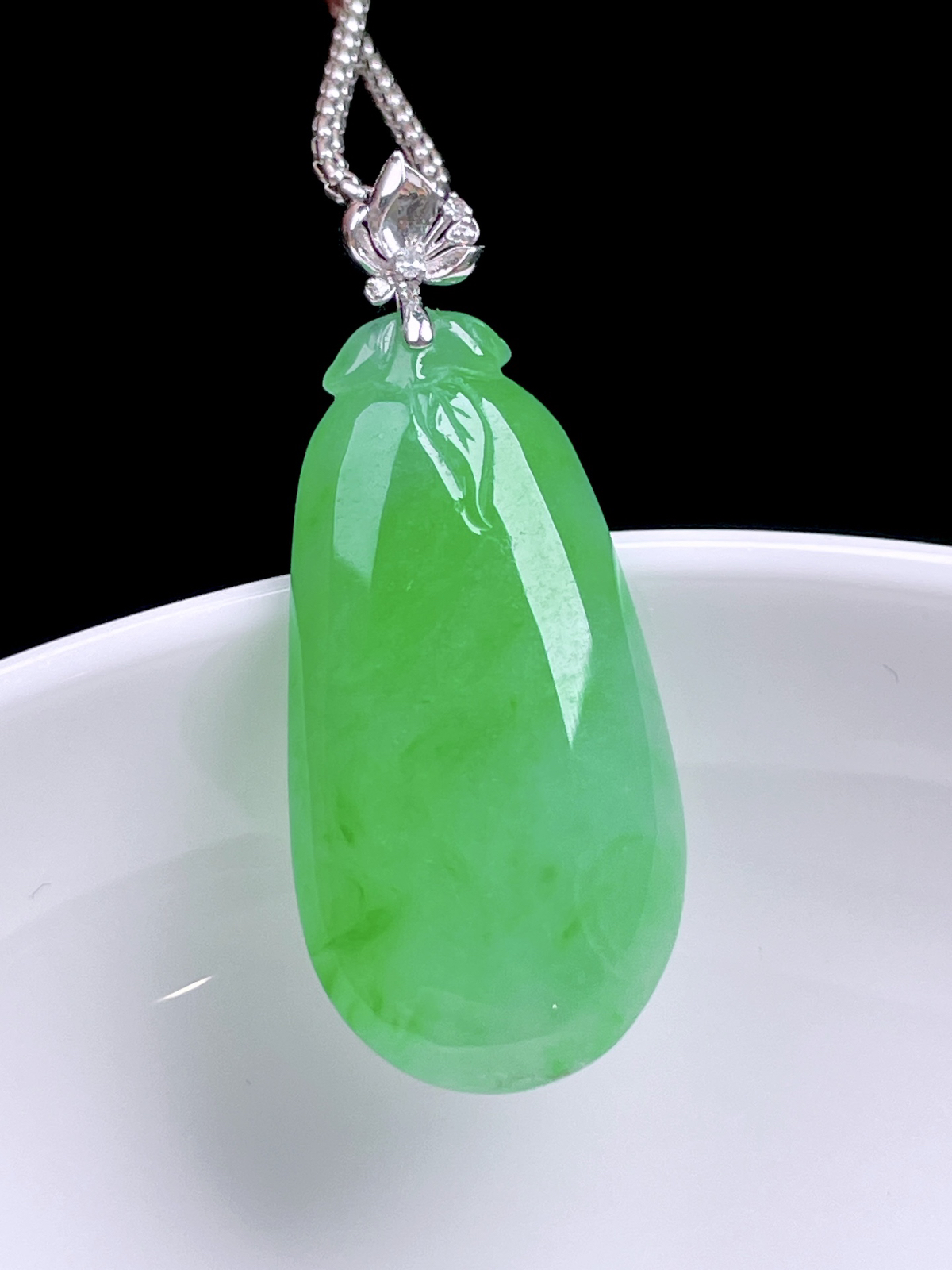 ️ 冰阳绿福瓜 
色泽浓郁，种老水润，18k金镶嵌
整体：33.6
裸石：28/14/4.7