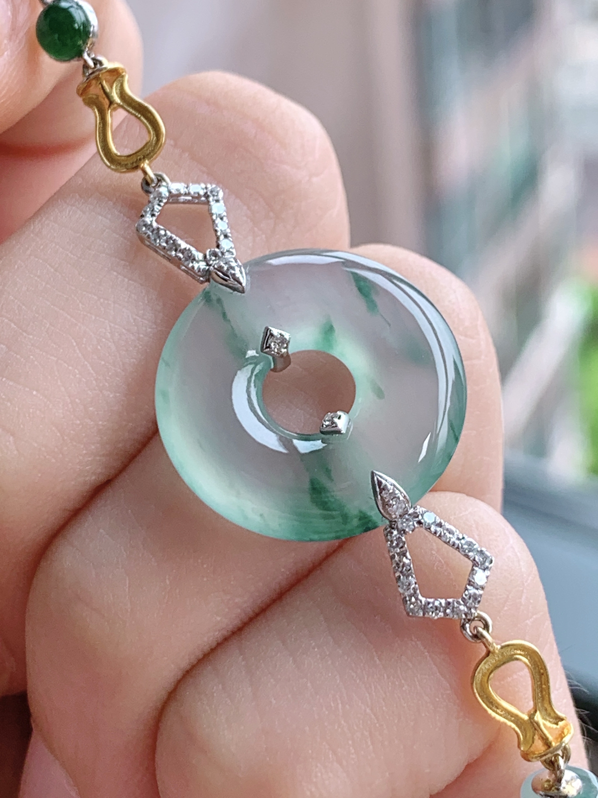 【镶嵌】高冰飘花甜甜圈手链
【说明】缅料 18k金镶嵌 性价比高  
【裸石】18.2-3.4..