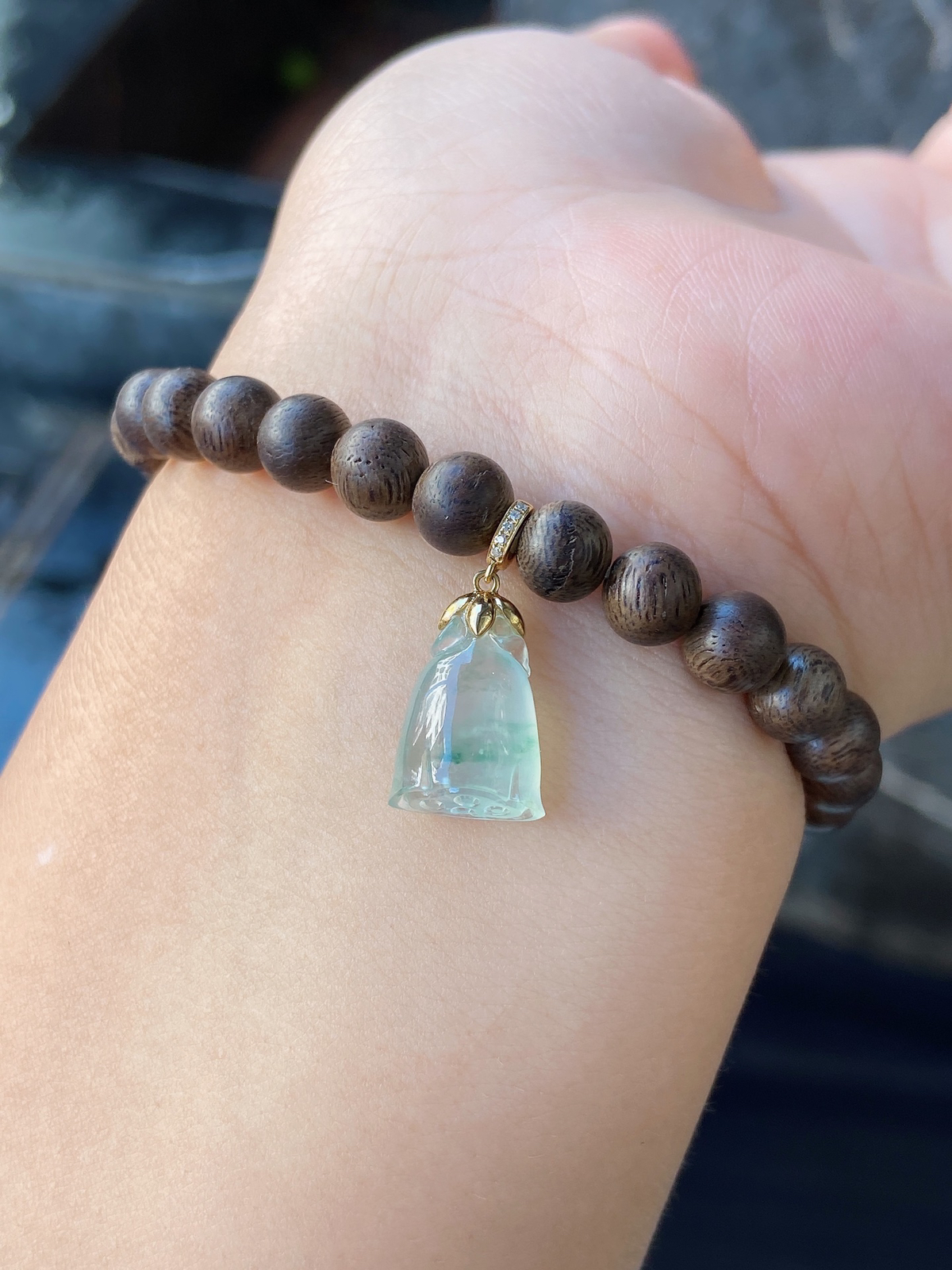 冰飘花莲蓬万能扣
18k金镶嵌，飘花灵动