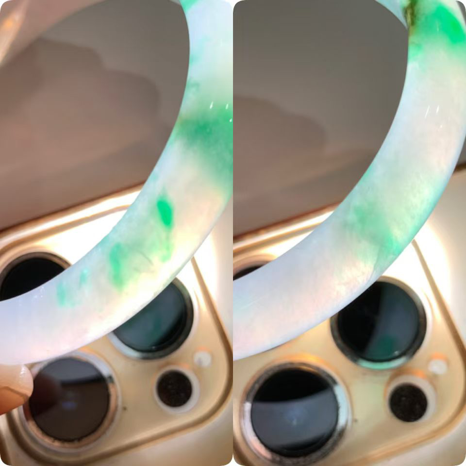 飘阳绿正圈手镯尺寸55.5*10*7.2 种质细腻，通透水润，胶润无比，底子干净清爽，翠色鲜阳，青翠耀眼！